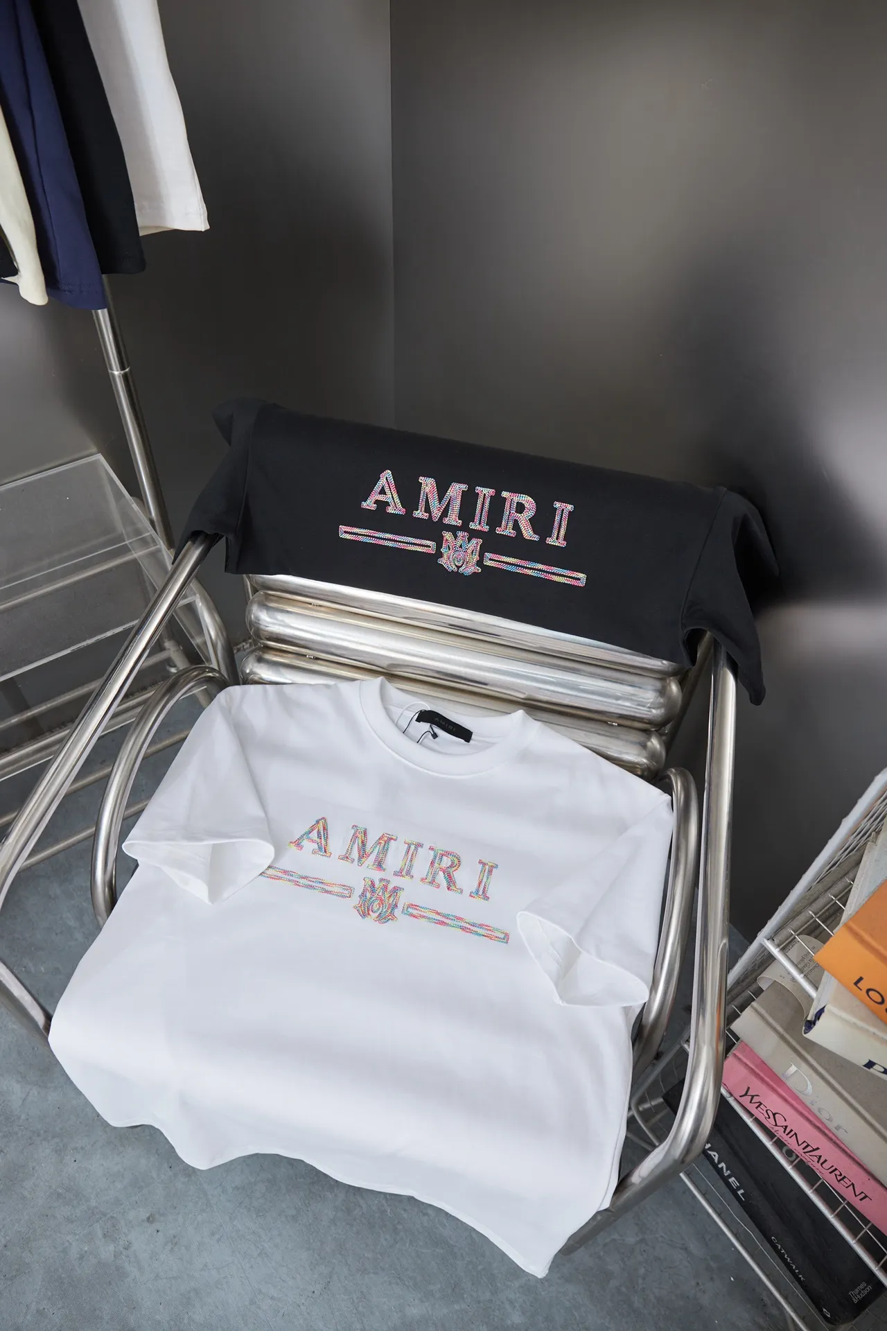 P150 AMIRI 25SS early spring new style short sleeves with embroidered letters, light luxury, a must-have item for daily commuting for men and women, correct version, welcome to compare, detailed features · 320g 100% pure cotton double yarn jersey fabric · Special thickened 32 pieces of double-strand 1X1 thread in the same vat custom dyeing · Imported Tajima machine embroidery color hollow show. Garment washing water: ㊗️ Washing water is to make the embroidery softer · Double-needle sewing and cross-seam technology · Original main mark, washed tag, brand moisture-proof paper packaging Color: black/white Size: S/M/L/XL