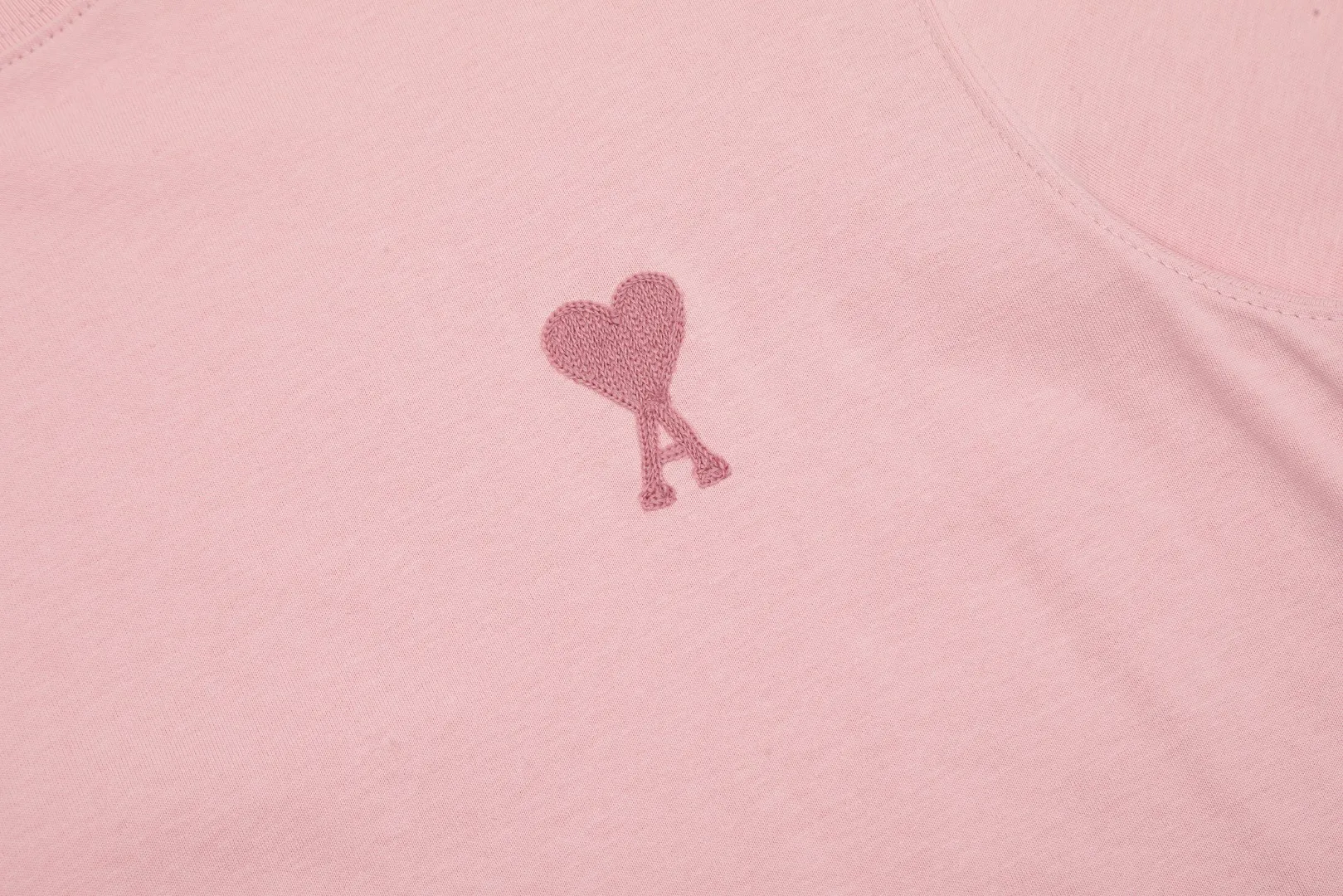 🅿️116 "The first quality in the market" Style number: LT3109# Ami Ami 2024ss spring and summer classic new embroidered love short sleeves We have been making this style for the third year. At the beginning, there were no counters in mainland China and we were already making it. The quality and details are invincible. Order with confidence and pay attention to the details. ✅2024 newly upgraded two-end folding handmade main wheat. Restore the counter. ✅240G Xinjiang long-staple cotton top double yarn. The shrinkage rate is controlled at 2%. Export-grade solid color quality, truly not easy to deform, shrink or fade. ✅Details are the only one in Guangzhou. Half-fold neck design at the counter. Complex workmanship. ✅The maximum size can be worn up to 230 catties. No pressure to export to Europe and the United States. Sizes S-XL Color (8 colors): Black, navy, oatmeal, pink, white, gray, light blue, rose pink