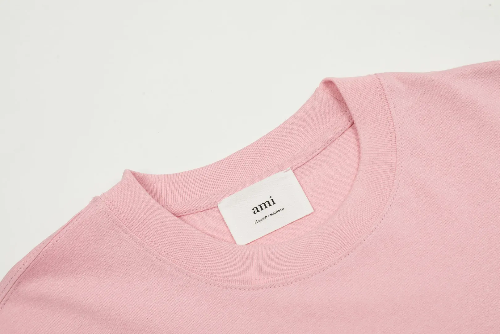 🅿️116 "The first quality in the market" Style number: LT3109# Ami Ami 2024ss spring and summer classic new embroidered love short sleeves We have been making this style for the third year. At the beginning, there were no counters in mainland China and we were already making it. The quality and details are invincible. Order with confidence and pay attention to the details. ✅2024 newly upgraded two-end folding handmade main wheat. Restore the counter. ✅240G Xinjiang long-staple cotton top double yarn. The shrinkage rate is controlled at 2%. Export-grade solid color quality, truly not easy to deform, shrink or fade. ✅Details are the only one in Guangzhou. Half-fold neck design at the counter. Complex workmanship. ✅The maximum size can be worn up to 230 catties. No pressure to export to Europe and the United States. Sizes S-XL Color (8 colors): Black, navy, oatmeal, pink, white, gray, light blue, rose pink