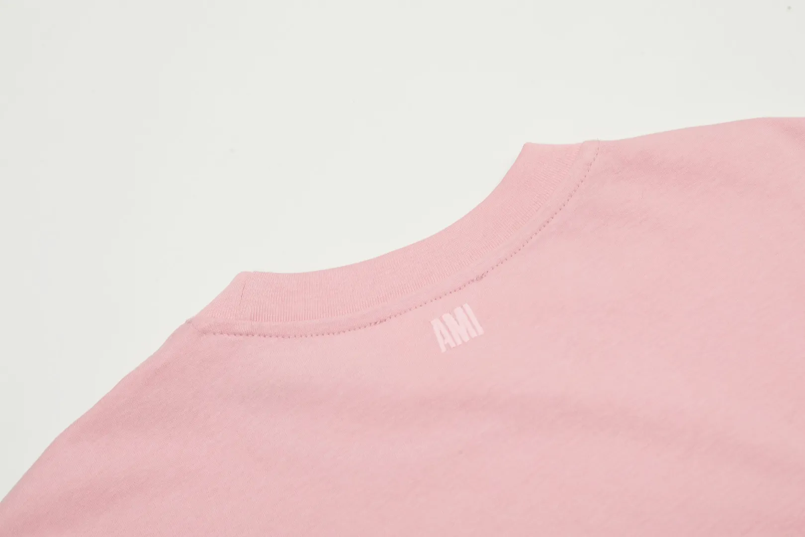 🅿️116 "The first quality in the market" Style number: LT3109# Ami Ami 2024ss spring and summer classic new embroidered love short sleeves We have been making this style for the third year. At the beginning, there were no counters in mainland China and we were already making it. The quality and details are invincible. Order with confidence and pay attention to the details. ✅2024 newly upgraded two-end folding handmade main wheat. Restore the counter. ✅240G Xinjiang long-staple cotton top double yarn. The shrinkage rate is controlled at 2%. Export-grade solid color quality, truly not easy to deform, shrink or fade. ✅Details are the only one in Guangzhou. Half-fold neck design at the counter. Complex workmanship. ✅The maximum size can be worn up to 230 catties. No pressure to export to Europe and the United States. Sizes S-XL Color (8 colors): Black, navy, oatmeal, pink, white, gray, light blue, rose pink