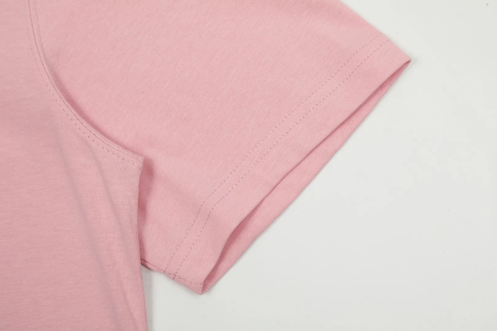 🅿️116 "The first quality in the market" Style number: LT3109# Ami Ami 2024ss spring and summer classic new embroidered love short sleeves We have been making this style for the third year. At the beginning, there were no counters in mainland China and we were already making it. The quality and details are invincible. Order with confidence and pay attention to the details. ✅2024 newly upgraded two-end folding handmade main wheat. Restore the counter. ✅240G Xinjiang long-staple cotton top double yarn. The shrinkage rate is controlled at 2%. Export-grade solid color quality, truly not easy to deform, shrink or fade. ✅Details are the only one in Guangzhou. Half-fold neck design at the counter. Complex workmanship. ✅The maximum size can be worn up to 230 catties. No pressure to export to Europe and the United States. Sizes S-XL Color (8 colors): Black, navy, oatmeal, pink, white, gray, light blue, rose pink