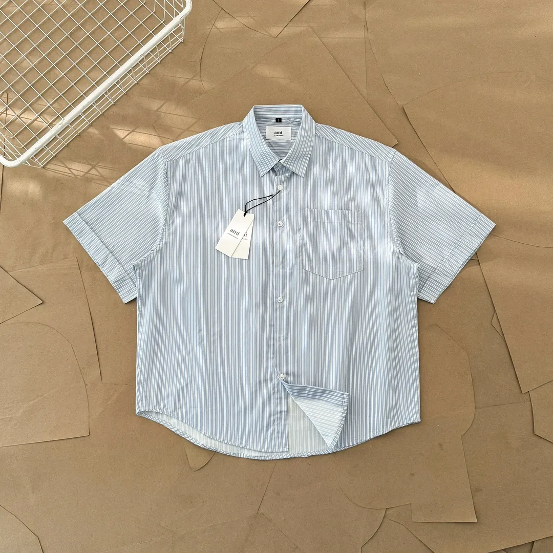 Ami Paris men's 24 spring and summer new love style loose cotton striped short shirt with the same color love at the back of the neck - the same style for men and women. The same color small love embroidery decoration at the back of the neck is fashionable and versatile long-sleeved shirt! On sale simultaneously at counters!  A well-known French affordable luxury fashion brand. The brand's classic elements are embellishments sought after by major celebrities. Its basic simple design and fashionable style make it a must-have couple's shirt for men and women!  Made of custom-woven 100% silk cotton material, it feels soft and delicate, has excellent moisture absorption and perspiration performance, and is very comfortable and skin-friendly when worn next to the skin! The simple and versatile pockets on the chest follow the consistent minimalist French attitude. The fabric is soft and comfortable, suitable for any versatile casual shirt couple!  Color: Blue Black Size: S-XL S: Bust 102, Shoulder 47, Length 70 M: Bust 106, Shoulder 48, Length 72 L: Bust 110, Shoulder 49, Length 74 XL: Bust 114, Shoulder 50, Length 76
