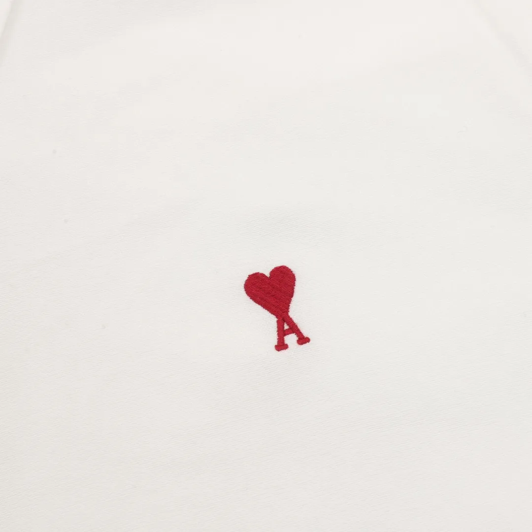 🅿️500 AMI Paris small love embroidered long-sleeved shirt. Customized high-quality flexible Oxford cotton, imported machine embroidery technology, high precision, smooth and delicate lines. The fabrics have been washed, with better hand feel and texture. It is not easy to deform, shrink, or fade. It maintains long-term beauty, customized accessories, loose fit. Size: 38-44
