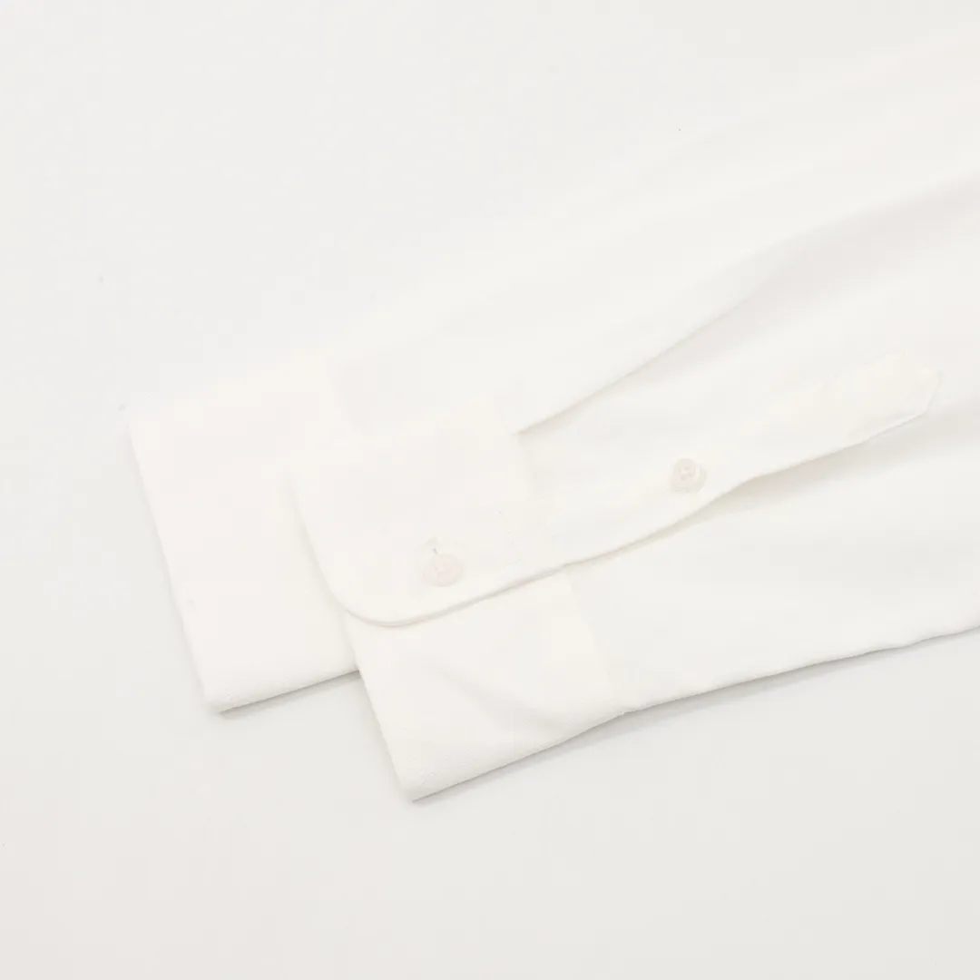 🅿️500 AMI Paris small love embroidered long-sleeved shirt. Customized high-quality flexible Oxford cotton, imported machine embroidery technology, high precision, smooth and delicate lines. The fabrics have been washed, with better hand feel and texture. It is not easy to deform, shrink, or fade. It maintains long-term beauty, customized accessories, loose fit. Size: 38-44