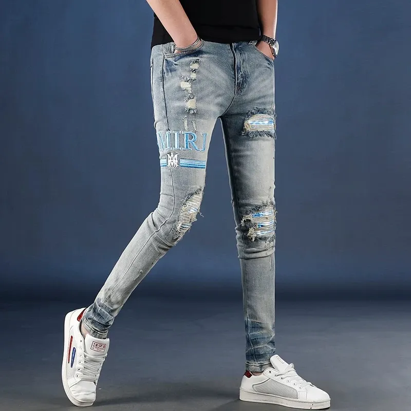 #N09 P246💰 (Top version) AMIRI hot-selling high street jeans, slim-fit stretchy washed knife-cut trousers for men AMIRI amiri is transliterated as Emil, which is the name of the founder. Mike Amiri, the founder of amiri, grew up in Los Angeles, USA. He was influenced by local street culture and Punk Rock since childhood, so he founded the amiri brand named after himself. A variety of trendy clothing meets the needs of different fashion players. Amiri clothing has novel and unique styles and is a well-known street brand in the United States. The styles and styles of many clothes are loved by many street photographers. The various clothing styles meet the dressing needs of different people, show their unique temperament, and show the trend of dressing. amiri's jeans are relatively famous. Not only do they have many styles, but the quality of the jeans is also very good. Many celebrities have also worn amiri brand jeans. Color: Picture color Size: 28, 30, 32, 34, 36 28 30 32 34 36 Waist 71 76 81 86 91 Qianlang 26.5 27.5 28.5 29.5 30.5 Hou Lang 37 38 39 40 41 Foot 14 14.8 15.6 16.4 17.2 Foreign Minister 100 102 104 106 107