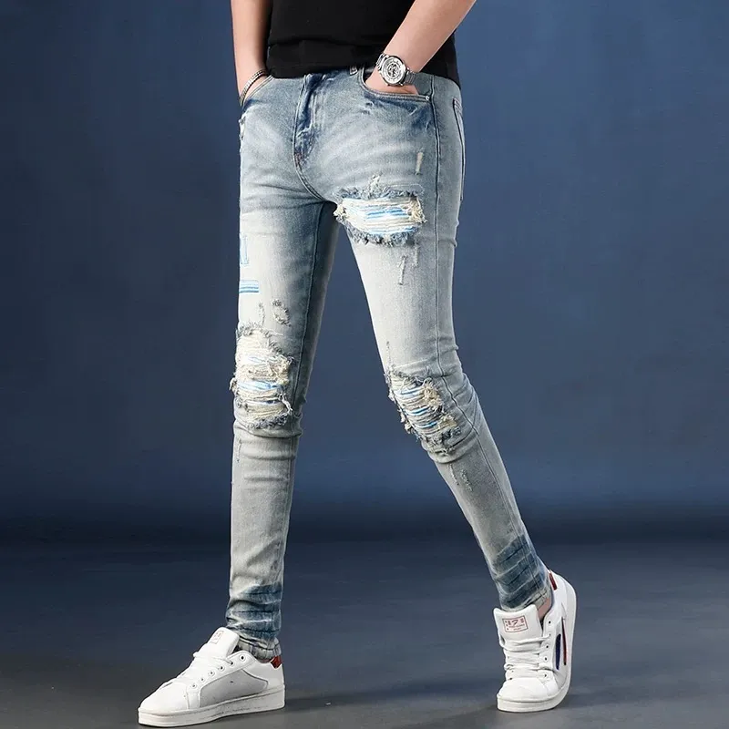 #N09 P246💰 (Top version) AMIRI hot-selling high street jeans, slim-fit stretchy washed knife-cut trousers for men AMIRI amiri is transliterated as Emil, which is the name of the founder. Mike Amiri, the founder of amiri, grew up in Los Angeles, USA. He was influenced by local street culture and Punk Rock since childhood, so he founded the amiri brand named after himself. A variety of trendy clothing meets the needs of different fashion players. Amiri clothing has novel and unique styles and is a well-known street brand in the United States. The styles and styles of many clothes are loved by many street photographers. The various clothing styles meet the dressing needs of different people, show their unique temperament, and show the trend of dressing. amiri's jeans are relatively famous. Not only do they have many styles, but the quality of the jeans is also very good. Many celebrities have also worn amiri brand jeans. Color: Picture color Size: 28, 30, 32, 34, 36 28 30 32 34 36 Waist 71 76 81 86 91 Qianlang 26.5 27.5 28.5 29.5 30.5 Hou Lang 37 38 39 40 41 Foot 14 14.8 15.6 16.4 17.2 Foreign Minister 100 102 104 106 107