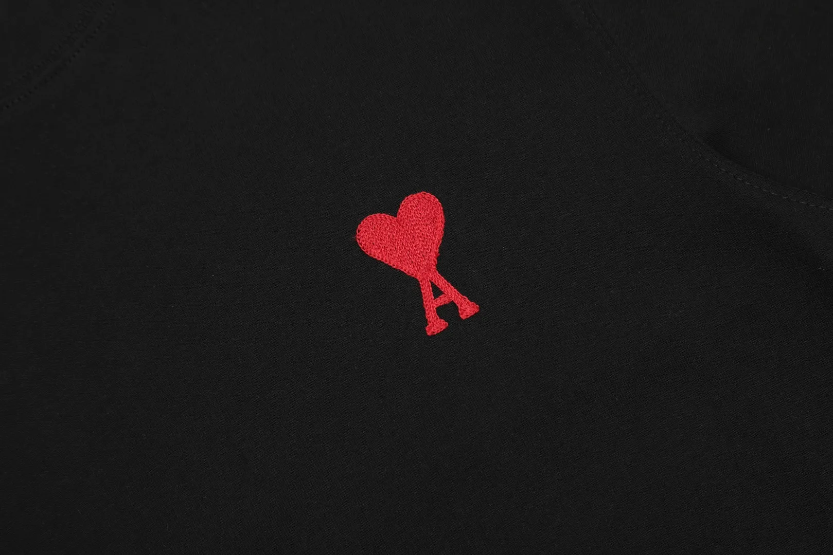 🅿️116 "The first quality in the market" Style number: LT3109# Ami Ami 2024ss spring and summer classic new embroidered love short sleeves We have been making this style for the third year. At the beginning, there were no counters in mainland China and we were already making it. The quality and details are invincible. Order with confidence and pay attention to the details. ✅2024 newly upgraded two-end folding handmade main wheat. Restore the counter. ✅240G Xinjiang long-staple cotton top double yarn. The shrinkage rate is controlled at 2%. Export-grade solid color quality, truly not easy to deform, shrink or fade. ✅Details are the only one in Guangzhou. Half-fold neck design at the counter. Complex workmanship. ✅The maximum size can be worn up to 230 catties. No pressure to export to Europe and the United States. Sizes S-XL Color (8 colors): Black, navy, oatmeal, pink, white, gray, light blue, rose pink