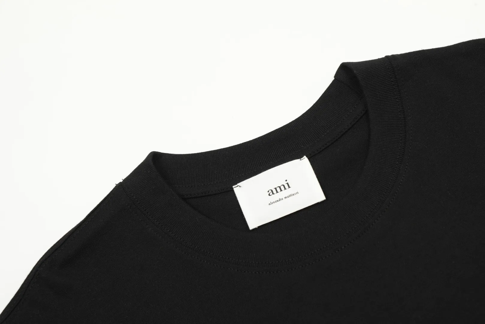 🅿️116 "The first quality in the market" Style number: LT3109# Ami Ami 2024ss spring and summer classic new embroidered love short sleeves We have been making this style for the third year. At the beginning, there were no counters in mainland China and we were already making it. The quality and details are invincible. Order with confidence and pay attention to the details. ✅2024 newly upgraded two-end folding handmade main wheat. Restore the counter. ✅240G Xinjiang long-staple cotton top double yarn. The shrinkage rate is controlled at 2%. Export-grade solid color quality, truly not easy to deform, shrink or fade. ✅Details are the only one in Guangzhou. Half-fold neck design at the counter. Complex workmanship. ✅The maximum size can be worn up to 230 catties. No pressure to export to Europe and the United States. Sizes S-XL Color (8 colors): Black, navy, oatmeal, pink, white, gray, light blue, rose pink