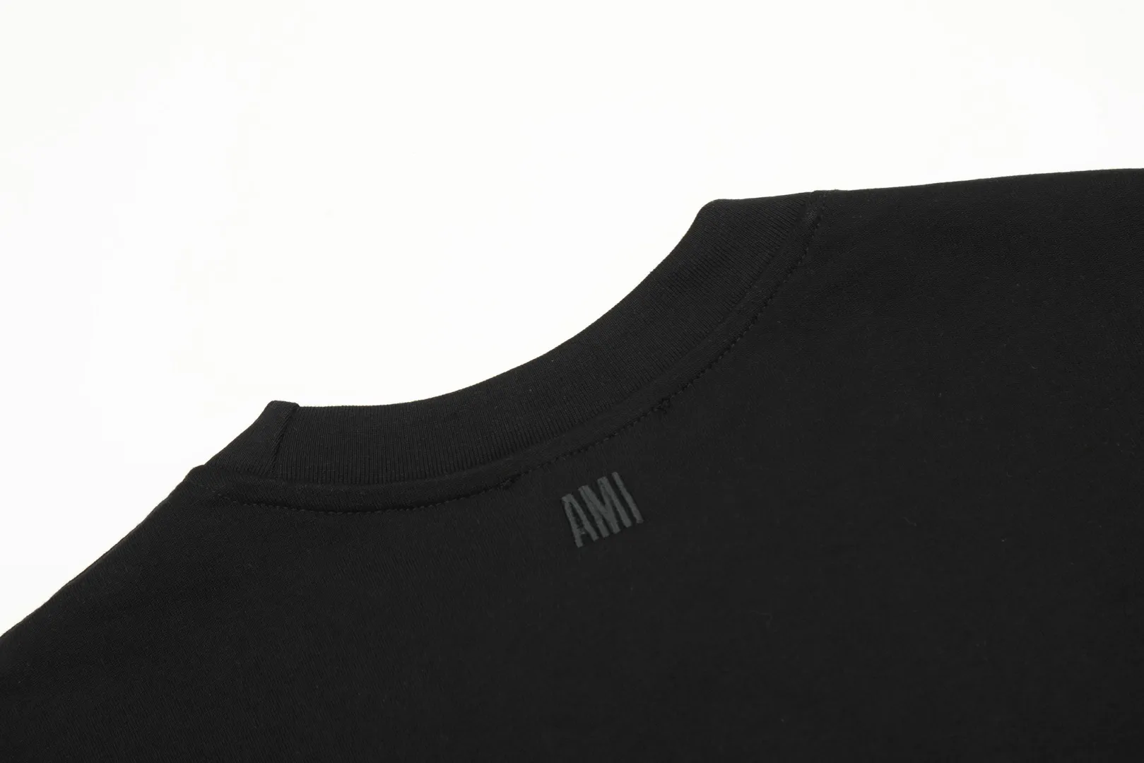 🅿️116 "The first quality in the market" Style number: LT3109# Ami Ami 2024ss spring and summer classic new embroidered love short sleeves We have been making this style for the third year. At the beginning, there were no counters in mainland China and we were already making it. The quality and details are invincible. Order with confidence and pay attention to the details. ✅2024 newly upgraded two-end folding handmade main wheat. Restore the counter. ✅240G Xinjiang long-staple cotton top double yarn. The shrinkage rate is controlled at 2%. Export-grade solid color quality, truly not easy to deform, shrink or fade. ✅Details are the only one in Guangzhou. Half-fold neck design at the counter. Complex workmanship. ✅The maximum size can be worn up to 230 catties. No pressure to export to Europe and the United States. Sizes S-XL Color (8 colors): Black, navy, oatmeal, pink, white, gray, light blue, rose pink
