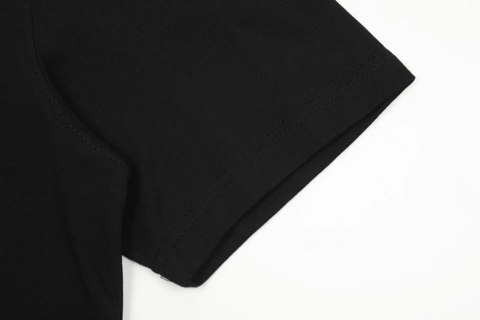 🅿️116 "The first quality in the market" Style number: LT3109# Ami Ami 2024ss spring and summer classic new embroidered love short sleeves We have been making this style for the third year. At the beginning, there were no counters in mainland China and we were already making it. The quality and details are invincible. Order with confidence and pay attention to the details. ✅2024 newly upgraded two-end folding handmade main wheat. Restore the counter. ✅240G Xinjiang long-staple cotton top double yarn. The shrinkage rate is controlled at 2%. Export-grade solid color quality, truly not easy to deform, shrink or fade. ✅Details are the only one in Guangzhou. Half-fold neck design at the counter. Complex workmanship. ✅The maximum size can be worn up to 230 catties. No pressure to export to Europe and the United States. Sizes S-XL Color (8 colors): Black, navy, oatmeal, pink, white, gray, light blue, rose pink