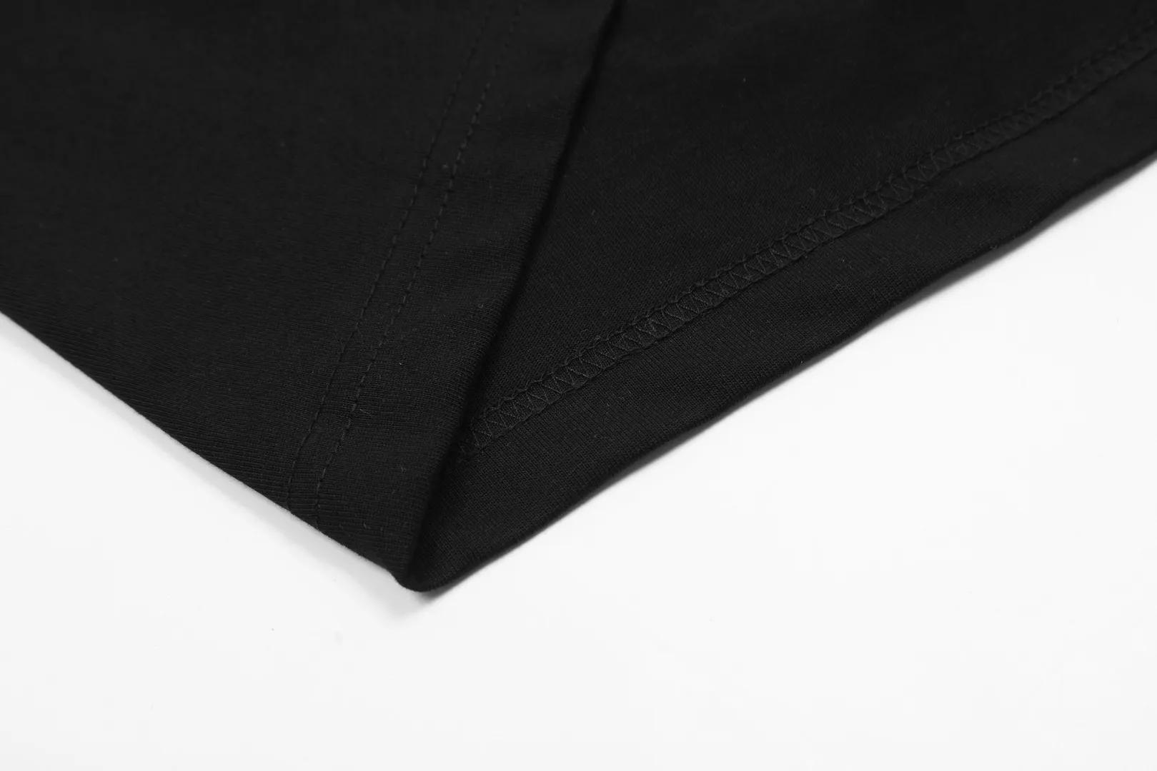 🅿️116 "The first quality in the market" Style number: LT3109# Ami Ami 2024ss spring and summer classic new embroidered love short sleeves We have been making this style for the third year. At the beginning, there were no counters in mainland China and we were already making it. The quality and details are invincible. Order with confidence and pay attention to the details. ✅2024 newly upgraded two-end folding handmade main wheat. Restore the counter. ✅240G Xinjiang long-staple cotton top double yarn. The shrinkage rate is controlled at 2%. Export-grade solid color quality, truly not easy to deform, shrink or fade. ✅Details are the only one in Guangzhou. Half-fold neck design at the counter. Complex workmanship. ✅The maximum size can be worn up to 230 catties. No pressure to export to Europe and the United States. Sizes S-XL Color (8 colors): Black, navy, oatmeal, pink, white, gray, light blue, rose pink