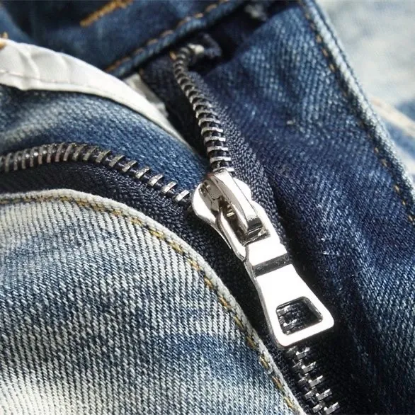 ￼ #M46 P168💰 Amiri’s classic embroidered leather ripped letter jeans. Slim fit jeans. Produced by a major washed factory. Full of high-end. Partial damage to the knees and patchwork design. Already used as a facade design. Leather waist nameplate. The focus of this style is not on the washing, but on the shape and version of the damage. The secret lies in the craftsmanship of the master. The cost of post-processing, grinding, cutting, etc. is far beyond the cost of assembly line products. Color: Picture color Size: 30-32-34-36