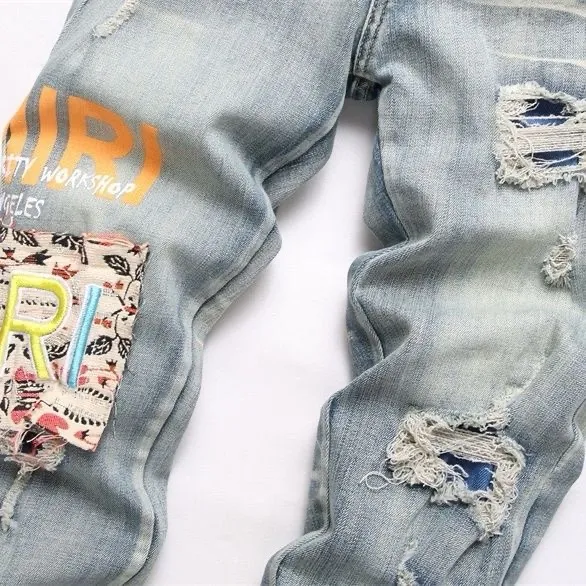 ￼ #M46 P168💰 Amiri’s classic embroidered leather ripped letter jeans. Slim fit jeans. Produced by a major washed factory. Full of high-end. Partial damage to the knees and patchwork design. Already used as a facade design. Leather waist nameplate. The focus of this style is not on the washing, but on the shape and version of the damage. The secret lies in the craftsmanship of the master. The cost of post-processing, grinding, cutting, etc. is far beyond the cost of assembly line products. Color: Picture color Size: 30-32-34-36