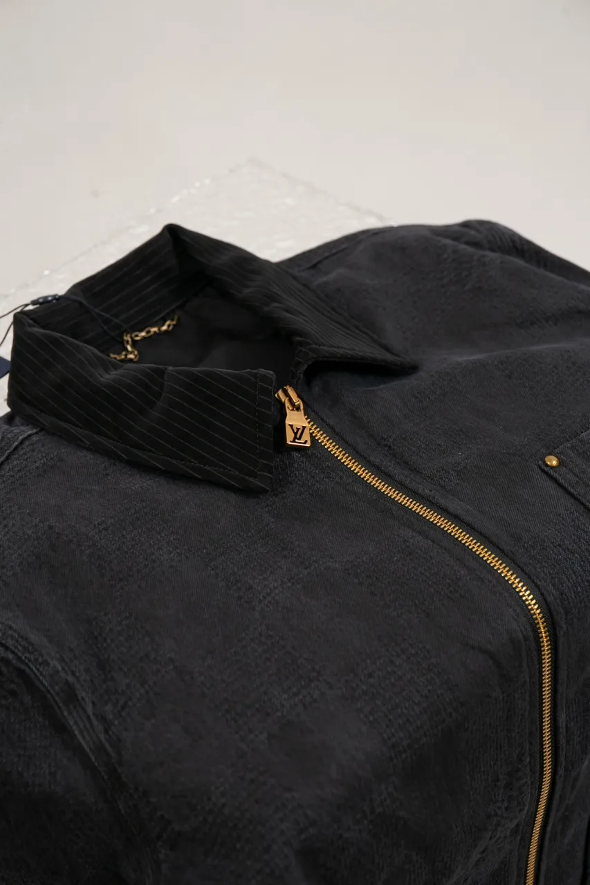 LV DAMIER Cotton Work Belt Jacket This washed denim belt jacket continues the American workwear style of the 2024 autumn and winter show, incorporating the Marque L.Vuitton déposée logo into Damier jacquard canvas. One of the LV Saddle leather patch pockets and nubuck collar with embossed Epi graphic. Buttons add a dandy touch to the cuffs and waist straps, and the unlined design is perfect for different seasons.  Regular fit Marque L.Vuitton déposée logo in Damier jacquard LV Saddle patch on lower left pocket Nubuck collar with Epi embossing Zip front with LV stamped zipper pull Patch pockets Studs Adjustable straps with buttons at cuffs and waist
