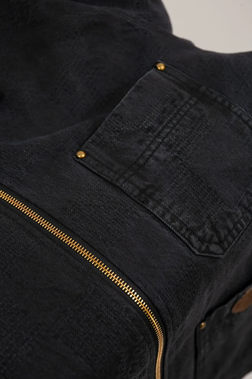 LV DAMIER Cotton Work Belt Jacket This washed denim belt jacket continues the American workwear style of the 2024 autumn and winter show, incorporating the Marque L.Vuitton déposée logo into Damier jacquard canvas. One of the LV Saddle leather patch pockets and nubuck collar with embossed Epi graphic. Buttons add a dandy touch to the cuffs and waist straps, and the unlined design is perfect for different seasons.  Regular fit Marque L.Vuitton déposée logo in Damier jacquard LV Saddle patch on lower left pocket Nubuck collar with Epi embossing Zip front with LV stamped zipper pull Patch pockets Studs Adjustable straps with buttons at cuffs and waist