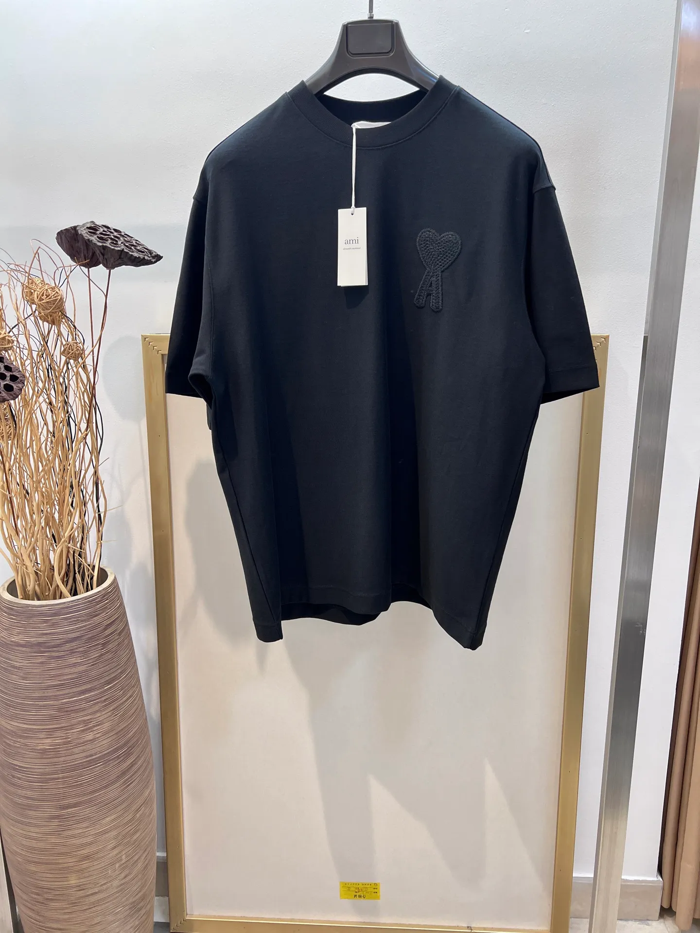 🅿️220 🌈Size: s/m/l/xl black/khaki two colors OS loose version 197353825081 AMI2025FW Love series early spring limited edition Black warrior is really not too good-looking Wool logo love embroidery / same color AMI embroidery on the back heavyweight pure cotton half-sleeved T-shirt Washing method: Wrap the laundry bag on the back and fast machine wash in cold water! ! Do not soak/wash in warm water! !