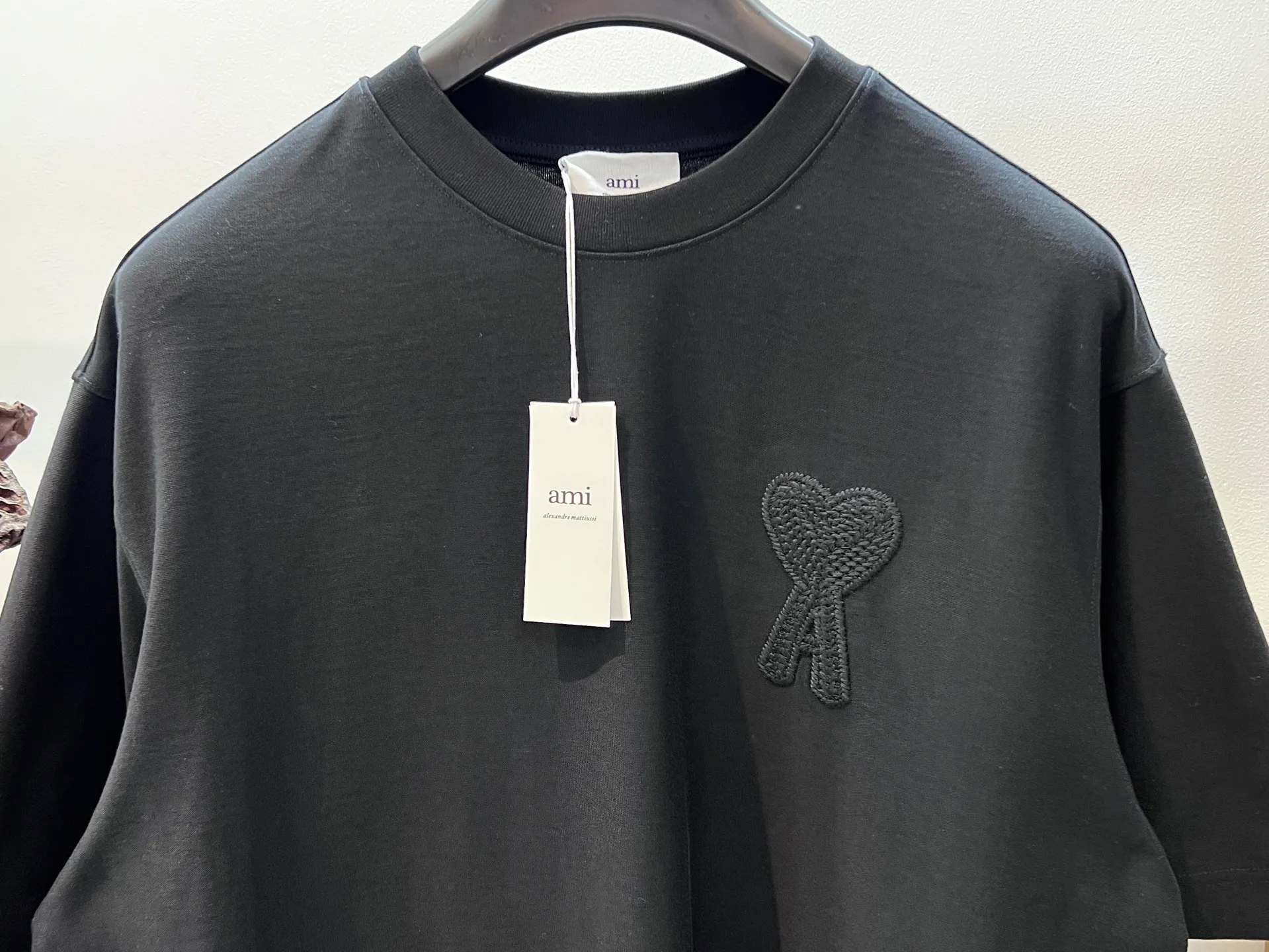 🅿️220 🌈Size: s/m/l/xl black/khaki two colors OS loose version 197353825081 AMI2025FW Love series early spring limited edition Black warrior is really not too good-looking Wool logo love embroidery / same color AMI embroidery on the back heavyweight pure cotton half-sleeved T-shirt Washing method: Wrap the laundry bag on the back and fast machine wash in cold water! ! Do not soak/wash in warm water! !