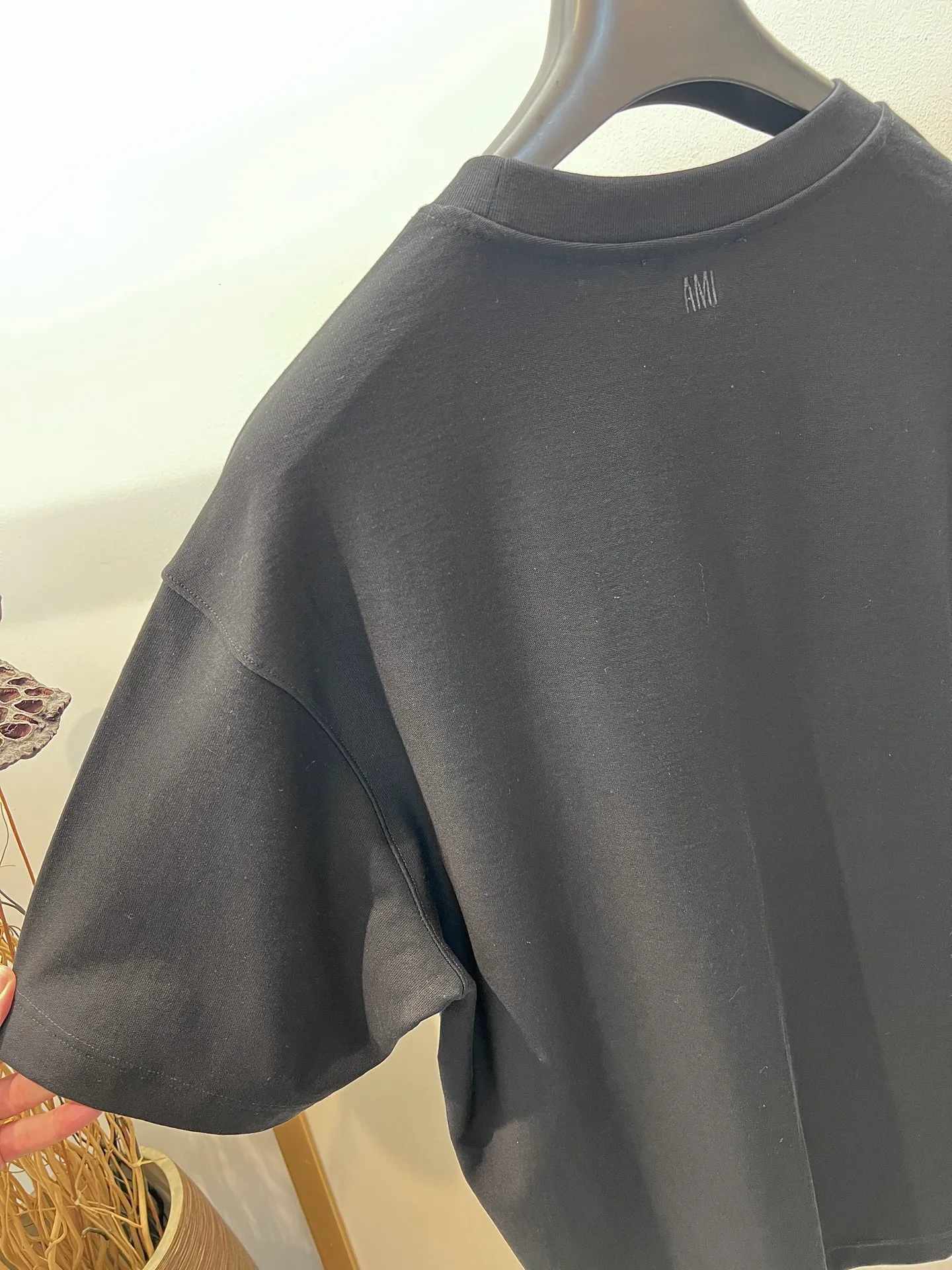🅿️220 🌈Size: s/m/l/xl black/khaki two colors OS loose version 197353825081 AMI2025FW Love series early spring limited edition Black warrior is really not too good-looking Wool logo love embroidery / same color AMI embroidery on the back heavyweight pure cotton half-sleeved T-shirt Washing method: Wrap the laundry bag on the back and fast machine wash in cold water! ! Do not soak/wash in warm water! !