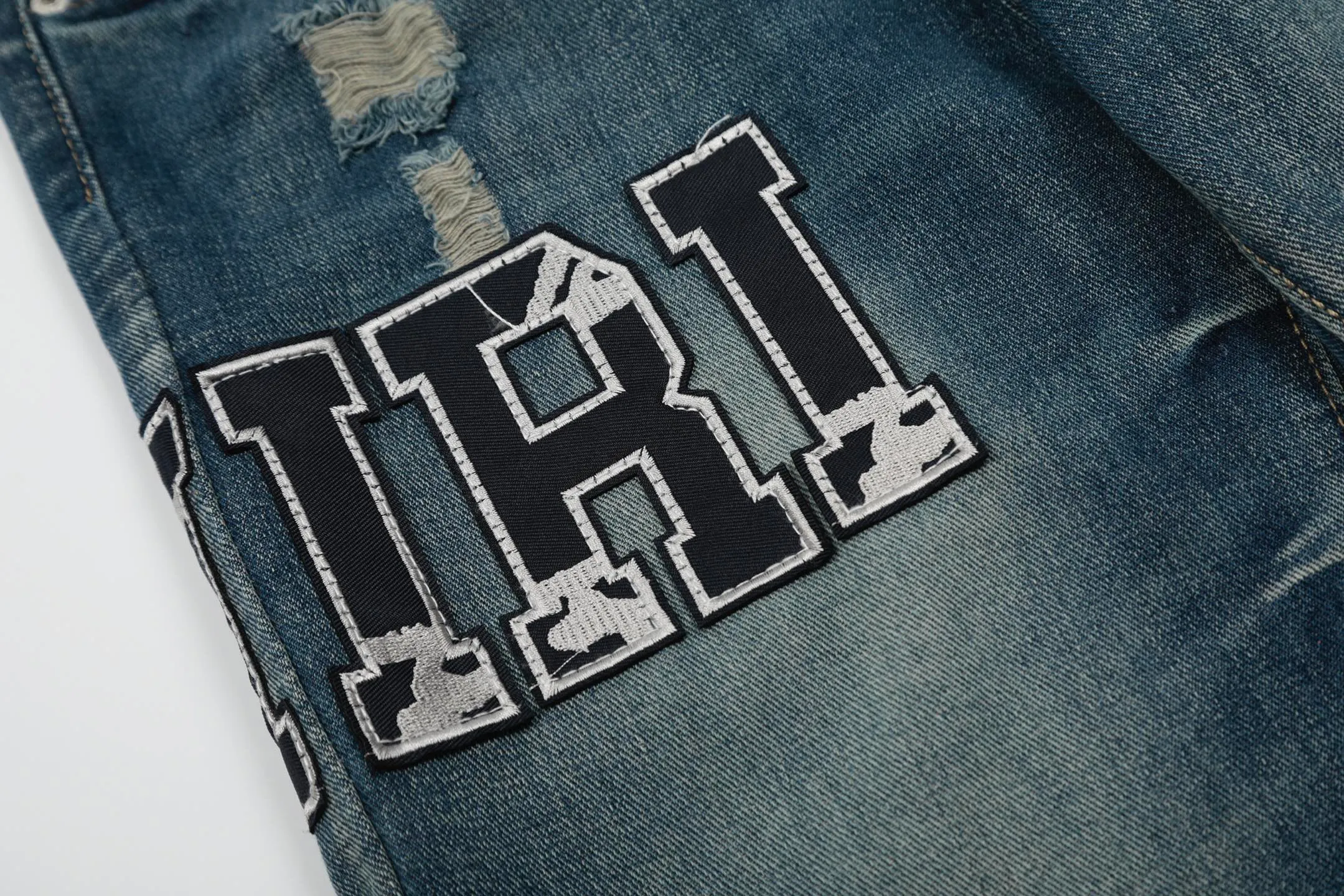 #M42 P168💰 Amiri classic embroidered patched leather distressed lettered jeans. Slim fit jeans. Produced by a major washed factory. Full of high-end. Partial destruction of the knees and patchwork design. Already used as a facade design. Leather waist nameplate. The focus of this style is not on the washing, but on the destroyed shape and version. The secret lies in the craftsmanship of the master. The cost of post-processing, grinding, cutting, etc. is far beyond the cost of assembly line products. Color: Picture color Size: 30-32-34-36