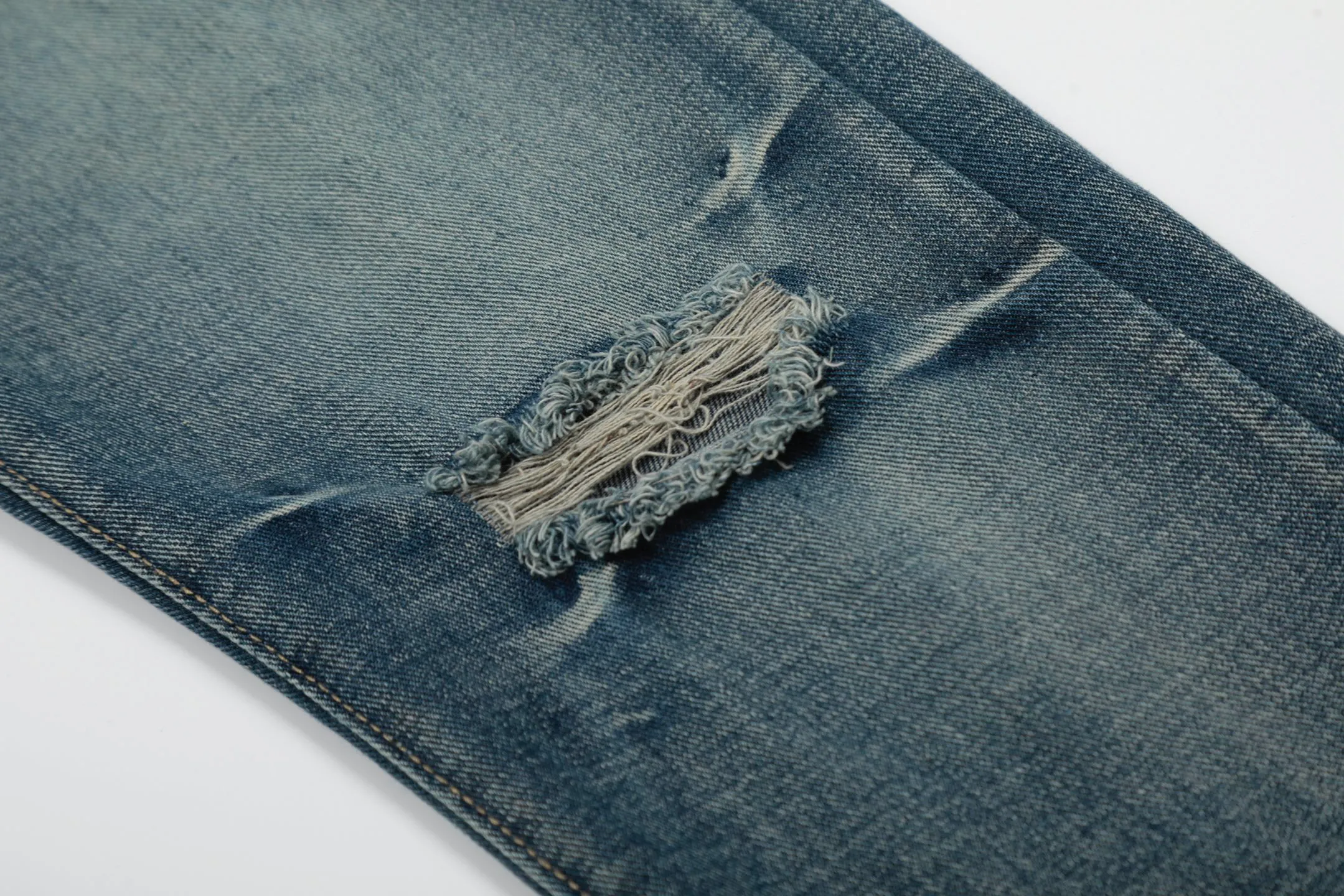 #M42 P168💰 Amiri classic embroidered patched leather distressed lettered jeans. Slim fit jeans. Produced by a major washed factory. Full of high-end. Partial destruction of the knees and patchwork design. Already used as a facade design. Leather waist nameplate. The focus of this style is not on the washing, but on the destroyed shape and version. The secret lies in the craftsmanship of the master. The cost of post-processing, grinding, cutting, etc. is far beyond the cost of assembly line products. Color: Picture color Size: 30-32-34-36