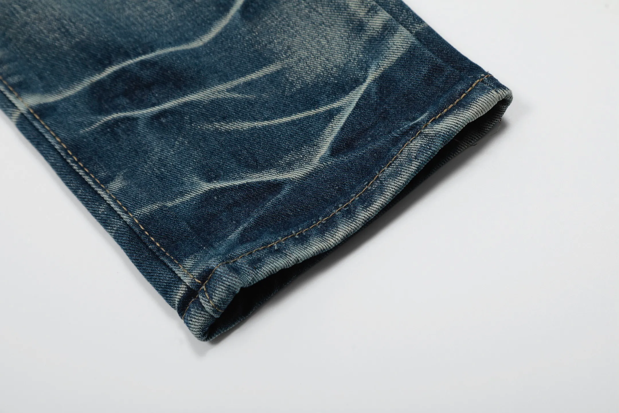 #M42 P168💰 Amiri classic embroidered patched leather distressed lettered jeans. Slim fit jeans. Produced by a major washed factory. Full of high-end. Partial destruction of the knees and patchwork design. Already used as a facade design. Leather waist nameplate. The focus of this style is not on the washing, but on the destroyed shape and version. The secret lies in the craftsmanship of the master. The cost of post-processing, grinding, cutting, etc. is far beyond the cost of assembly line products. Color: Picture color Size: 30-32-34-36
