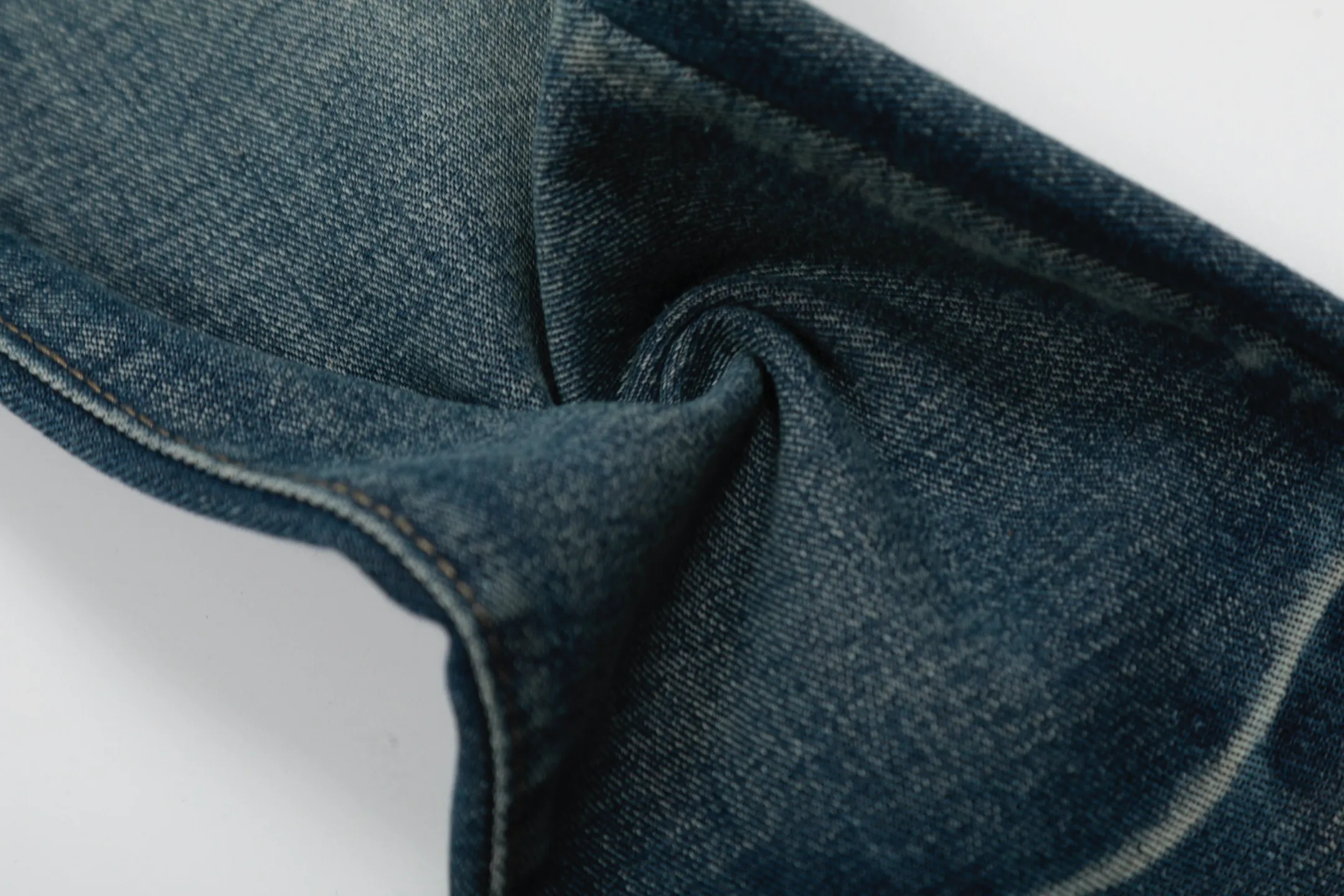 #M42 P168💰 Amiri classic embroidered patched leather distressed lettered jeans. Slim fit jeans. Produced by a major washed factory. Full of high-end. Partial destruction of the knees and patchwork design. Already used as a facade design. Leather waist nameplate. The focus of this style is not on the washing, but on the destroyed shape and version. The secret lies in the craftsmanship of the master. The cost of post-processing, grinding, cutting, etc. is far beyond the cost of assembly line products. Color: Picture color Size: 30-32-34-36