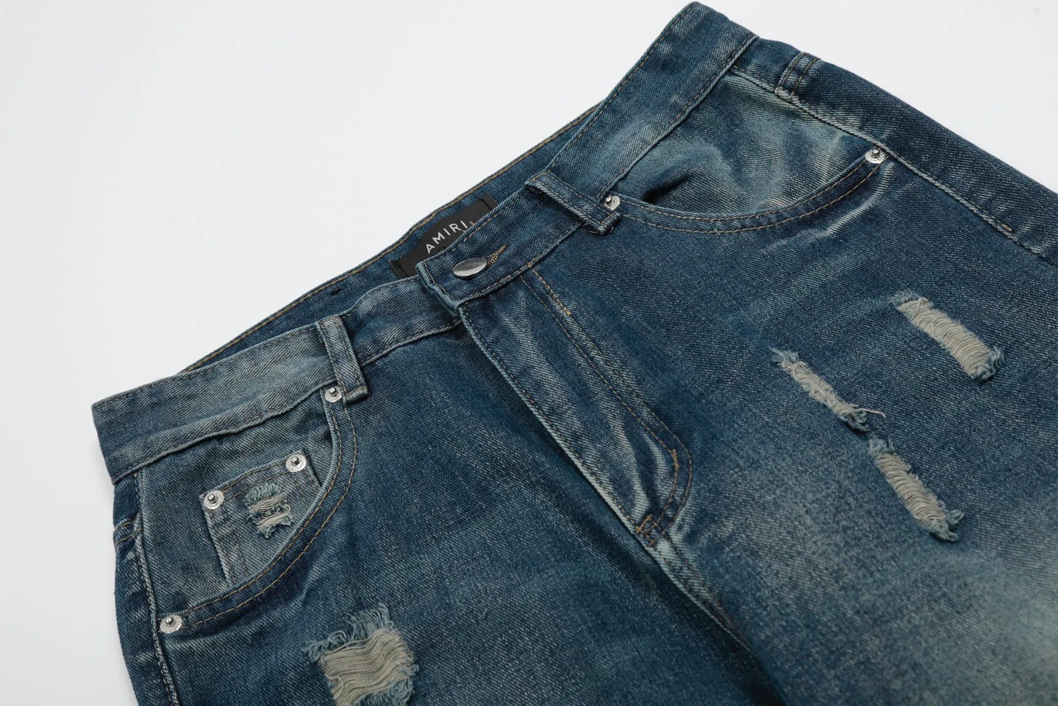 #M42 P168💰 Amiri classic embroidered patched leather distressed lettered jeans. Slim fit jeans. Produced by a major washed factory. Full of high-end. Partial destruction of the knees and patchwork design. Already used as a facade design. Leather waist nameplate. The focus of this style is not on the washing, but on the destroyed shape and version. The secret lies in the craftsmanship of the master. The cost of post-processing, grinding, cutting, etc. is far beyond the cost of assembly line products. Color: Picture color Size: 30-32-34-36