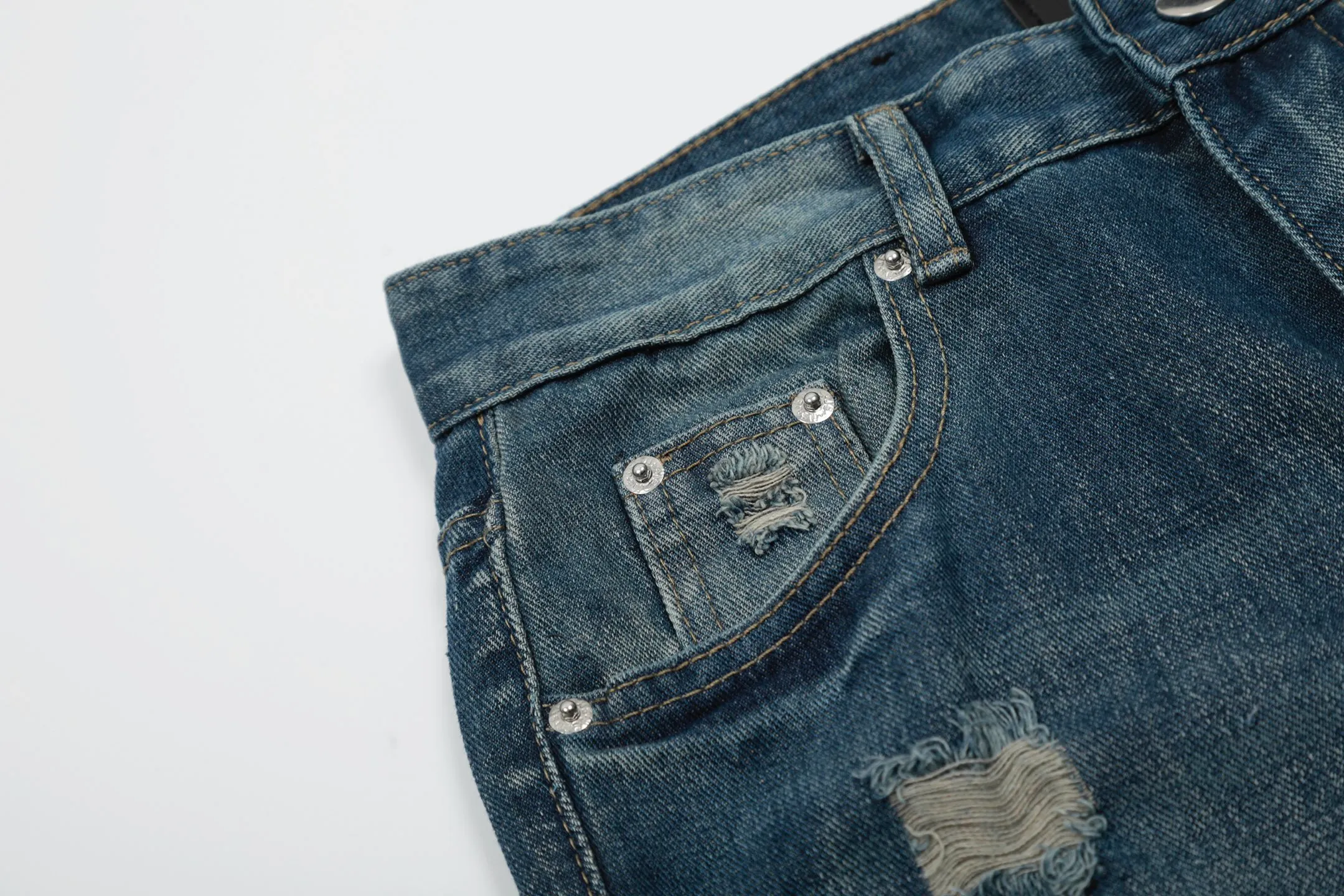 #M42 P168💰 Amiri classic embroidered patched leather distressed lettered jeans. Slim fit jeans. Produced by a major washed factory. Full of high-end. Partial destruction of the knees and patchwork design. Already used as a facade design. Leather waist nameplate. The focus of this style is not on the washing, but on the destroyed shape and version. The secret lies in the craftsmanship of the master. The cost of post-processing, grinding, cutting, etc. is far beyond the cost of assembly line products. Color: Picture color Size: 30-32-34-36