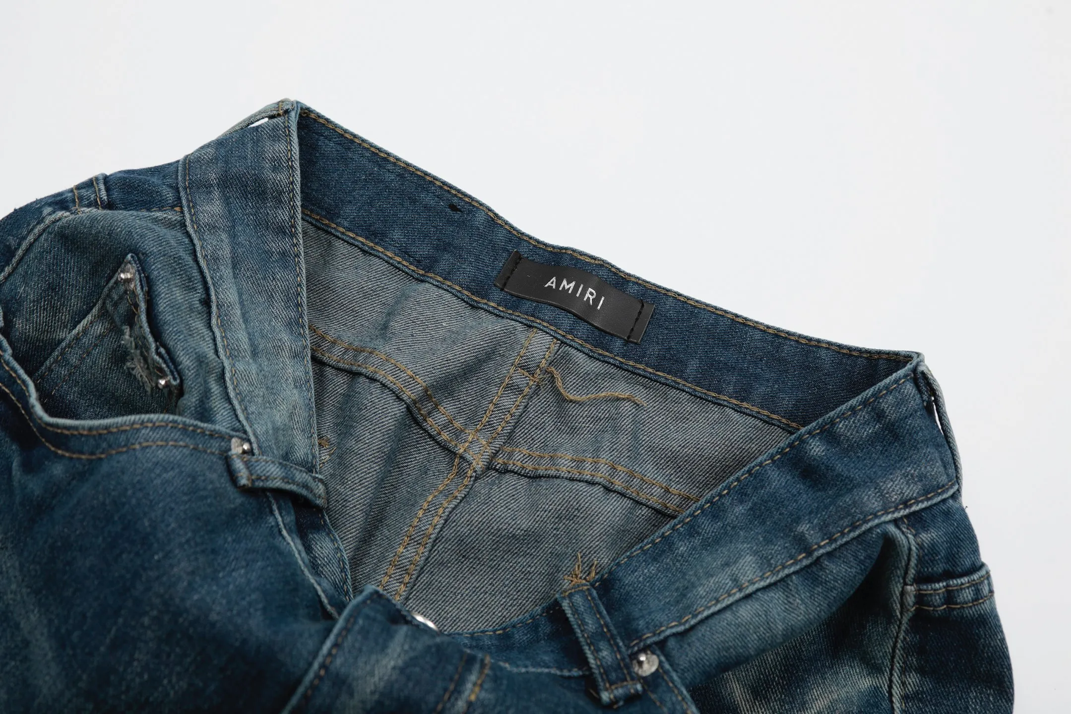 #M42 P168💰 Amiri classic embroidered patched leather distressed lettered jeans. Slim fit jeans. Produced by a major washed factory. Full of high-end. Partial destruction of the knees and patchwork design. Already used as a facade design. Leather waist nameplate. The focus of this style is not on the washing, but on the destroyed shape and version. The secret lies in the craftsmanship of the master. The cost of post-processing, grinding, cutting, etc. is far beyond the cost of assembly line products. Color: Picture color Size: 30-32-34-36