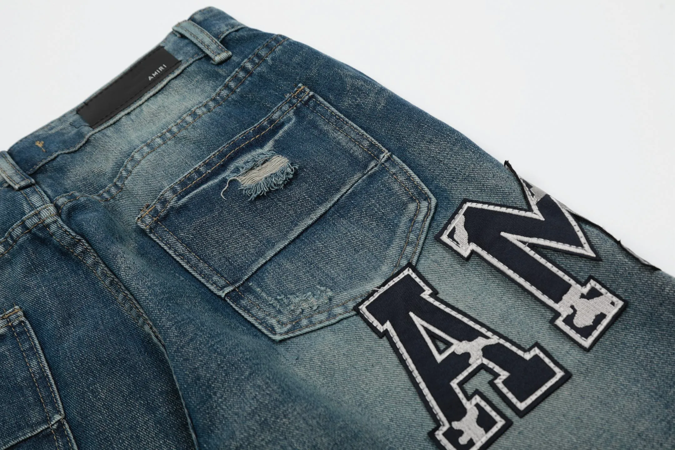 #M42 P168💰 Amiri classic embroidered patched leather distressed lettered jeans. Slim fit jeans. Produced by a major washed factory. Full of high-end. Partial destruction of the knees and patchwork design. Already used as a facade design. Leather waist nameplate. The focus of this style is not on the washing, but on the destroyed shape and version. The secret lies in the craftsmanship of the master. The cost of post-processing, grinding, cutting, etc. is far beyond the cost of assembly line products. Color: Picture color Size: 30-32-34-36