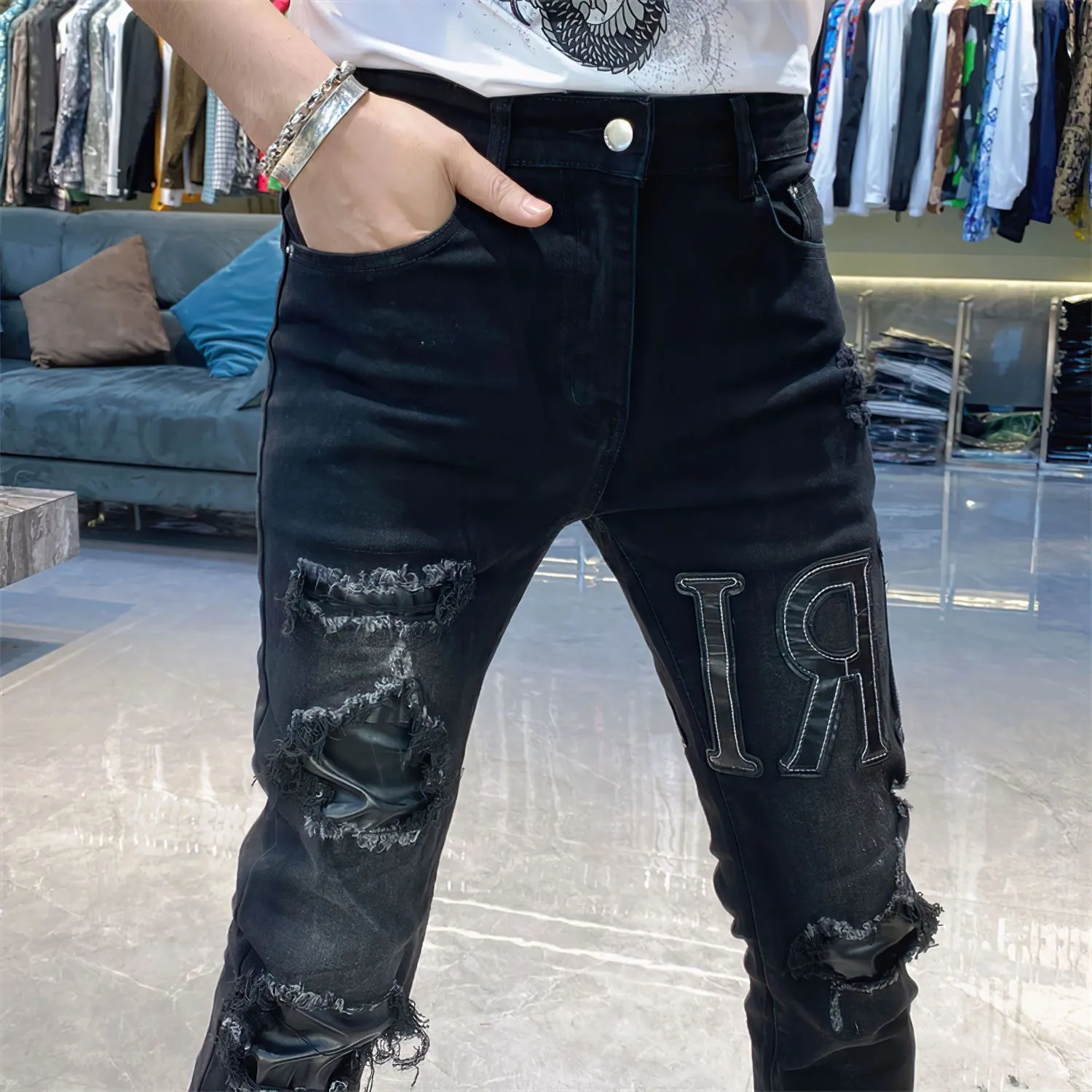 #M34 P168💰 Amiri classic embroidered patched leather ripped lettering jeans. Slim fit jeans. Produced by a major washed factory. Full of high-end. Partial destruction of the knees and patchwork design. Already used as a facade design. Leather waist nameplate. The focus of this style is not on the washing, but on the shape and version of the destruction. The secret lies in the craftsmanship of the master. The cost of post-processing, grinding, cutting, etc. is far beyond the cost of assembly line products. Color: Picture color Size: 30-32-34-36