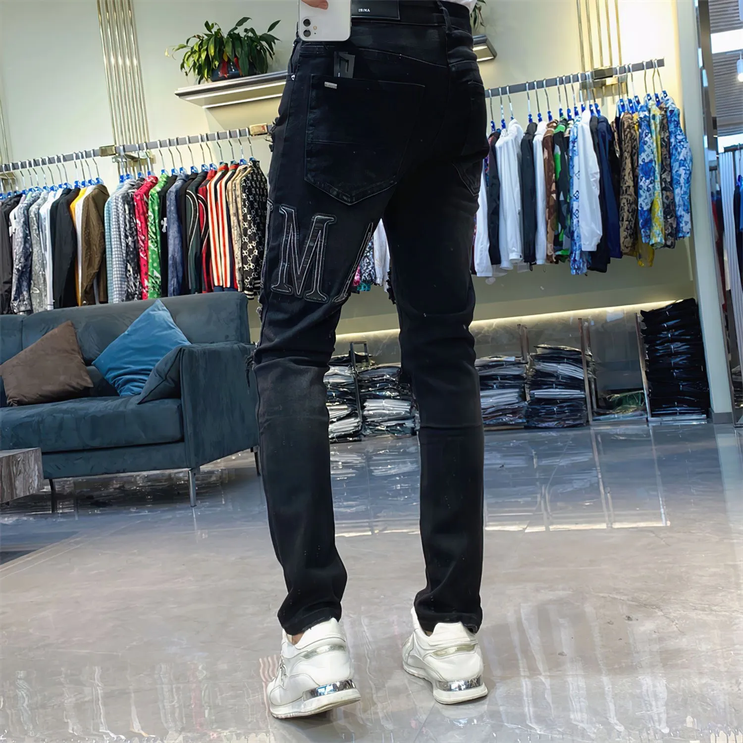 #M34 P168💰 Amiri classic embroidered patched leather ripped lettering jeans. Slim fit jeans. Produced by a major washed factory. Full of high-end. Partial destruction of the knees and patchwork design. Already used as a facade design. Leather waist nameplate. The focus of this style is not on the washing, but on the shape and version of the destruction. The secret lies in the craftsmanship of the master. The cost of post-processing, grinding, cutting, etc. is far beyond the cost of assembly line products. Color: Picture color Size: 30-32-34-36