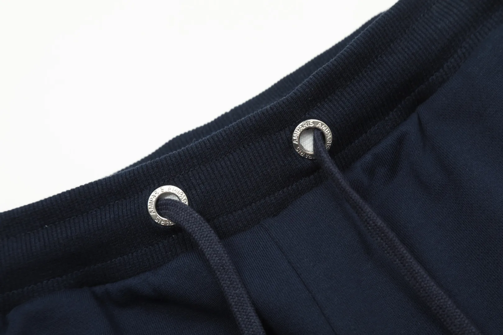 AMI/Amy Big Love Chapter Embroidery Classic Shorts Put aside all the messy words and let’s go directly to the product parameters: ✅380g customized rough-feel fabric ✅Correct workmanship Every detail is 100% restored to the official website ✅The thread is made of 500g high-gram heavyweight pure cotton thread Custom-woven and dyed in the same color in the same tank No color difference with the fabric Machine washable and washed, not easy to deform ✅No comparison and no damage Differentiated from the market currency Correct workmanship details High-quality pure cotton fabric ✅The webbing is made of custom-dyed high-density and high-thickness webbing. Benchmark the official website. ✅The only correct embroidery of the same material on the market. Distinguish the fake ones on the market. ✅The version follows the official website. It is loose and slim and can wear 210 pounds. There is no pressure for global shopping. Size: S-XL. Color (6 colors): Black and black, black and red, white and black, white and red, navy and gray.