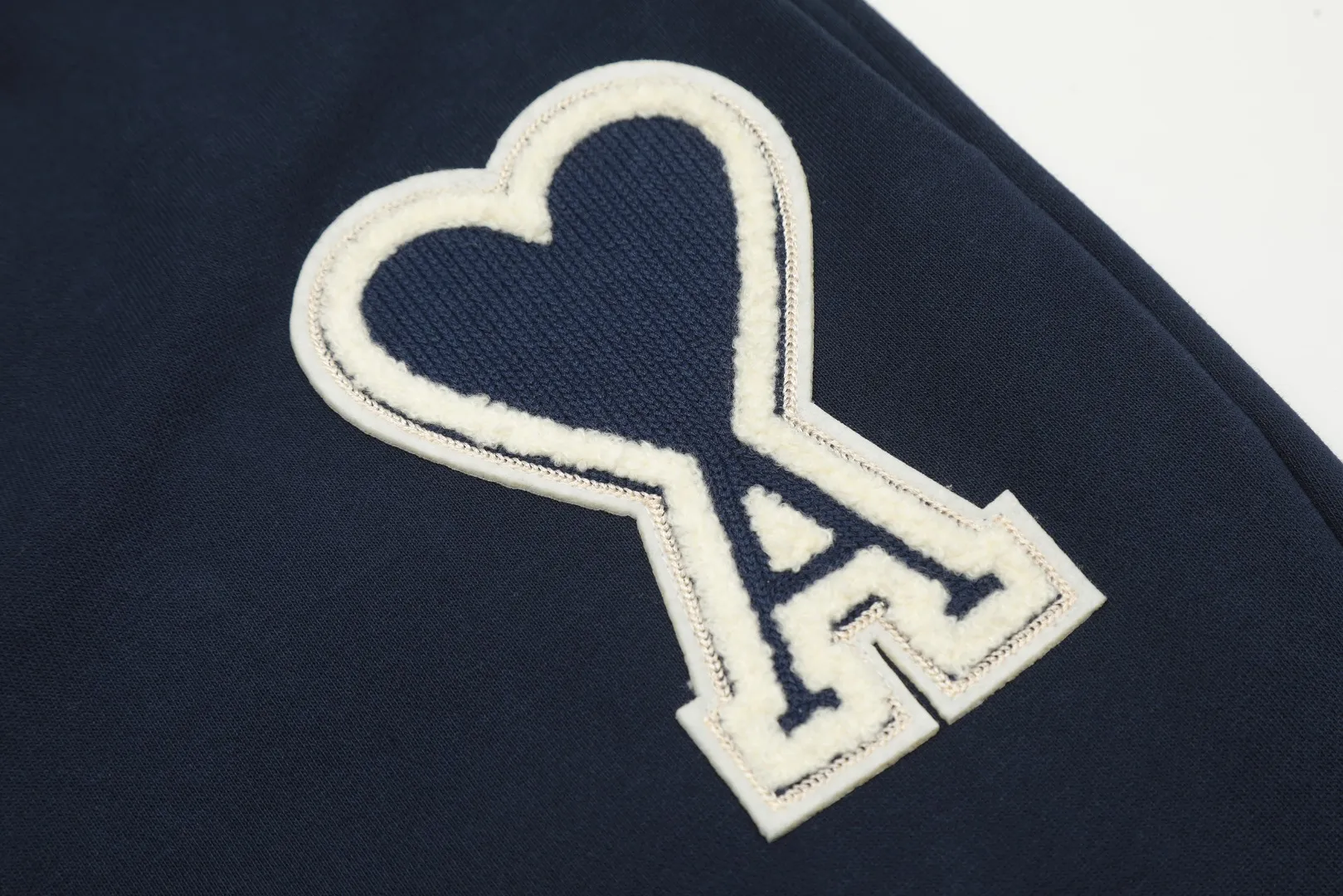 AMI/Amy Big Love Chapter Embroidery Classic Shorts Put aside all the messy words and let’s go directly to the product parameters: ✅380g customized rough-feel fabric ✅Correct workmanship Every detail is 100% restored to the official website ✅The thread is made of 500g high-gram heavyweight pure cotton thread Custom-woven and dyed in the same color in the same tank No color difference with the fabric Machine washable and washed, not easy to deform ✅No comparison and no damage Differentiated from the market currency Correct workmanship details High-quality pure cotton fabric ✅The webbing is made of custom-dyed high-density and high-thickness webbing. Benchmark the official website. ✅The only correct embroidery of the same material on the market. Distinguish the fake ones on the market. ✅The version follows the official website. It is loose and slim and can wear 210 pounds. There is no pressure for global shopping. Size: S-XL. Color (6 colors): Black and black, black and red, white and black, white and red, navy and gray.