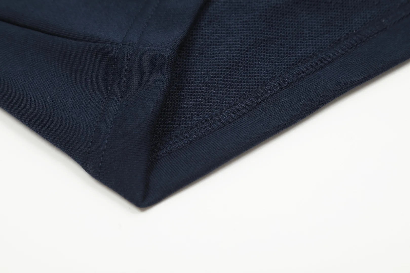 AMI/Amy Big Love Chapter Embroidery Classic Shorts Put aside all the messy words and let’s go directly to the product parameters: ✅380g customized rough-feel fabric ✅Correct workmanship Every detail is 100% restored to the official website ✅The thread is made of 500g high-gram heavyweight pure cotton thread Custom-woven and dyed in the same color in the same tank No color difference with the fabric Machine washable and washed, not easy to deform ✅No comparison and no damage Differentiated from the market currency Correct workmanship details High-quality pure cotton fabric ✅The webbing is made of custom-dyed high-density and high-thickness webbing. Benchmark the official website. ✅The only correct embroidery of the same material on the market. Distinguish the fake ones on the market. ✅The version follows the official website. It is loose and slim and can wear 210 pounds. There is no pressure for global shopping. Size: S-XL. Color (6 colors): Black and black, black and red, white and black, white and red, navy and gray.