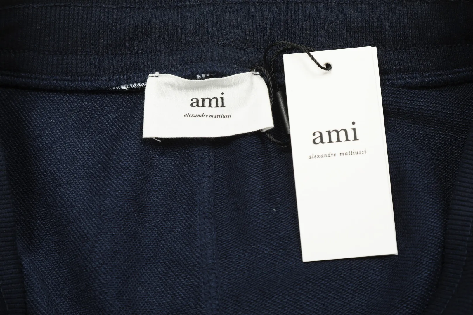 AMI/Amy Big Love Chapter Embroidery Classic Shorts Put aside all the messy words and let’s go directly to the product parameters: ✅380g customized rough-feel fabric ✅Correct workmanship Every detail is 100% restored to the official website ✅The thread is made of 500g high-gram heavyweight pure cotton thread Custom-woven and dyed in the same color in the same tank No color difference with the fabric Machine washable and washed, not easy to deform ✅No comparison and no damage Differentiated from the market currency Correct workmanship details High-quality pure cotton fabric ✅The webbing is made of custom-dyed high-density and high-thickness webbing. Benchmark the official website. ✅The only correct embroidery of the same material on the market. Distinguish the fake ones on the market. ✅The version follows the official website. It is loose and slim and can wear 210 pounds. There is no pressure for global shopping. Size: S-XL. Color (6 colors): Black and black, black and red, white and black, white and red, navy and gray.