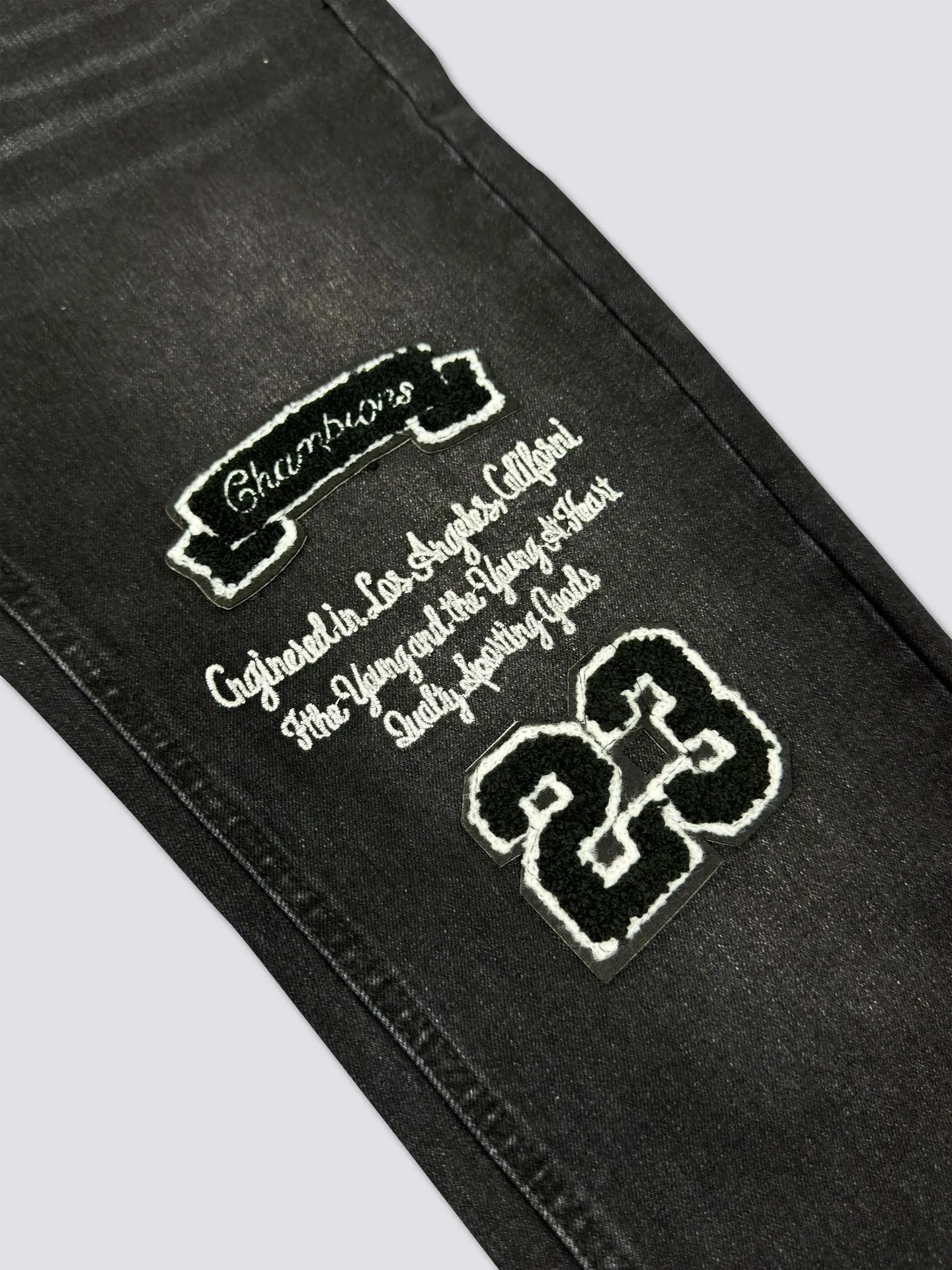 AMIRI's new jeans washed towel embroidered logo denim trousers are the same for men and women Color: Black Size: S-XL (28-34)