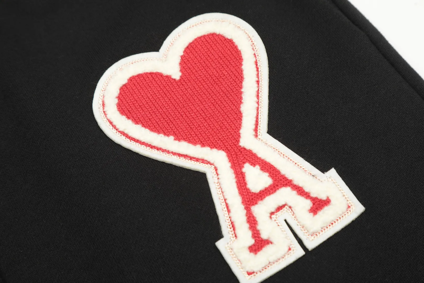 AMI/Amy Big Love Chapter Embroidery Classic Shorts Put aside all the messy words and let’s go directly to the product parameters: ✅380g customized rough-feel fabric ✅Correct workmanship Every detail is 100% restored to the official website ✅The thread is made of 500g high-gram heavyweight pure cotton thread Custom-woven and dyed in the same color in the same tank No color difference with the fabric Machine washable and washed, not easy to deform ✅No comparison and no damage Differentiated from the market currency Correct workmanship details High-quality pure cotton fabric ✅The webbing is made of custom-dyed high-density and high-thickness webbing. Benchmark the official website. ✅The only correct embroidery of the same material on the market. Distinguish the fake ones on the market. ✅The version follows the official website. It is loose and slim and can wear 210 pounds. There is no pressure for global shopping. Size: S-XL. Color (6 colors): Black and black, black and red, white and black, white and red, navy and gray.