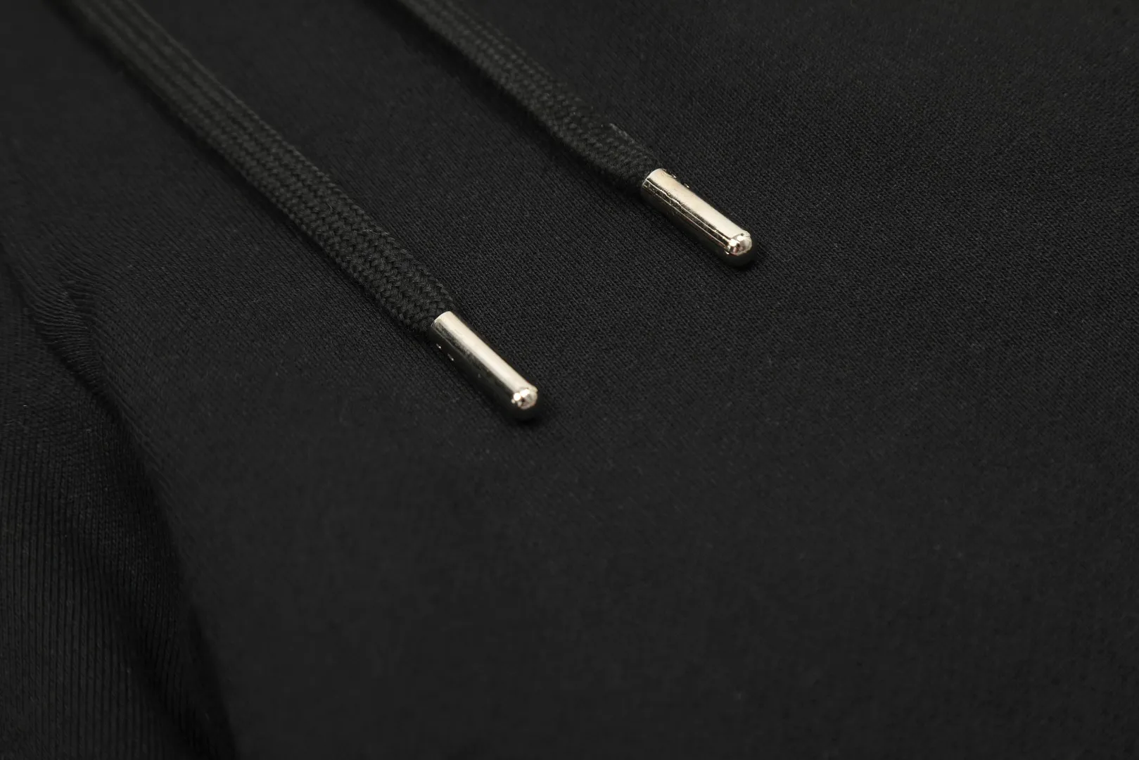AMI/Amy Big Love Chapter Embroidery Classic Shorts Put aside all the messy words and let’s go directly to the product parameters: ✅380g customized rough-feel fabric ✅Correct workmanship Every detail is 100% restored to the official website ✅The thread is made of 500g high-gram heavyweight pure cotton thread Custom-woven and dyed in the same color in the same tank No color difference with the fabric Machine washable and washed, not easy to deform ✅No comparison and no damage Differentiated from the market currency Correct workmanship details High-quality pure cotton fabric ✅The webbing is made of custom-dyed high-density and high-thickness webbing. Benchmark the official website. ✅The only correct embroidery of the same material on the market. Distinguish the fake ones on the market. ✅The version follows the official website. It is loose and slim and can wear 210 pounds. There is no pressure for global shopping. Size: S-XL. Color (6 colors): Black and black, black and red, white and black, white and red, navy and gray.