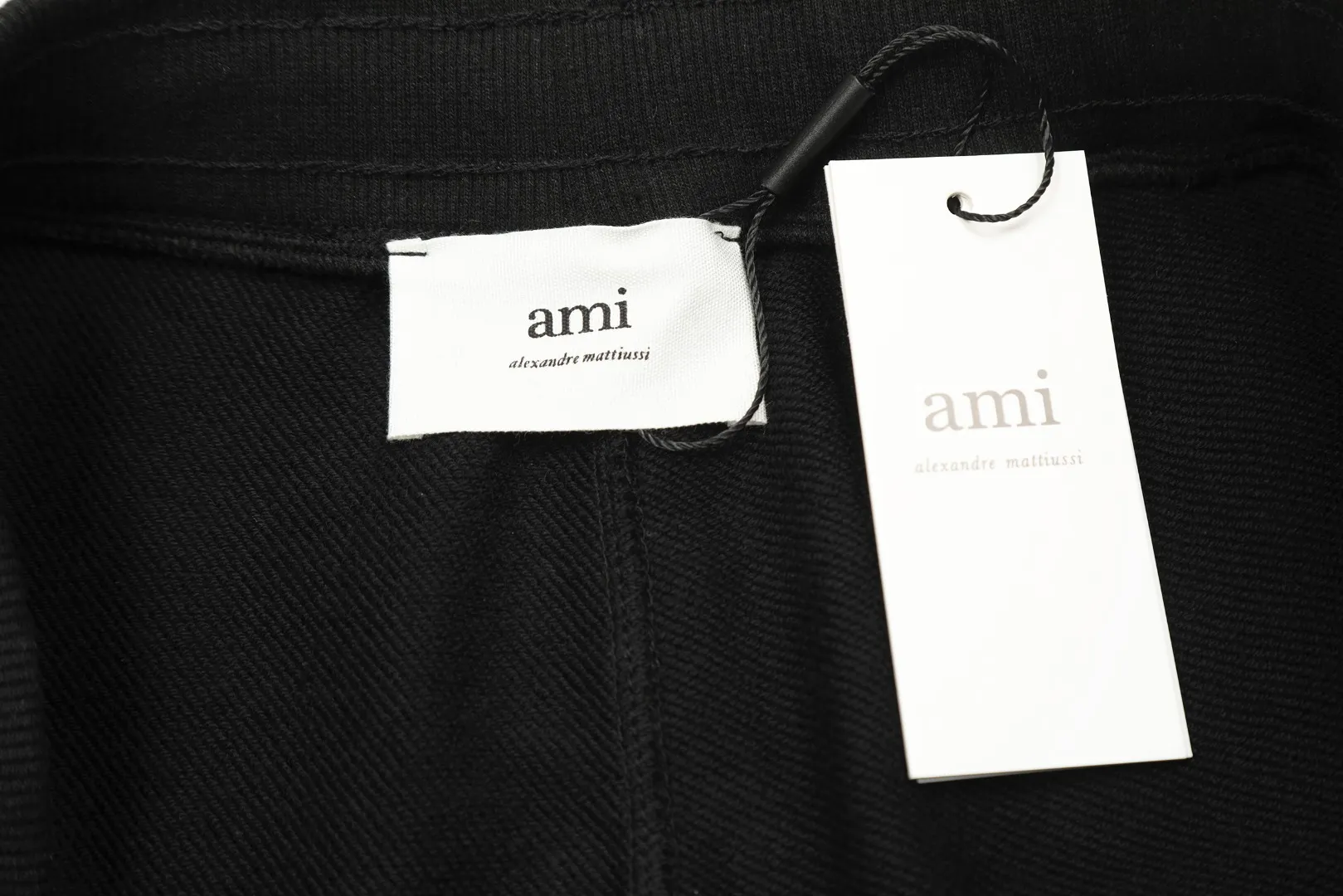 AMI/Amy Big Love Chapter Embroidery Classic Shorts Put aside all the messy words and let’s go directly to the product parameters: ✅380g customized rough-feel fabric ✅Correct workmanship Every detail is 100% restored to the official website ✅The thread is made of 500g high-gram heavyweight pure cotton thread Custom-woven and dyed in the same color in the same tank No color difference with the fabric Machine washable and washed, not easy to deform ✅No comparison and no damage Differentiated from the market currency Correct workmanship details High-quality pure cotton fabric ✅The webbing is made of custom-dyed high-density and high-thickness webbing. Benchmark the official website. ✅The only correct embroidery of the same material on the market. Distinguish the fake ones on the market. ✅The version follows the official website. It is loose and slim and can wear 210 pounds. There is no pressure for global shopping. Size: S-XL. Color (6 colors): Black and black, black and red, white and black, white and red, navy and gray.
