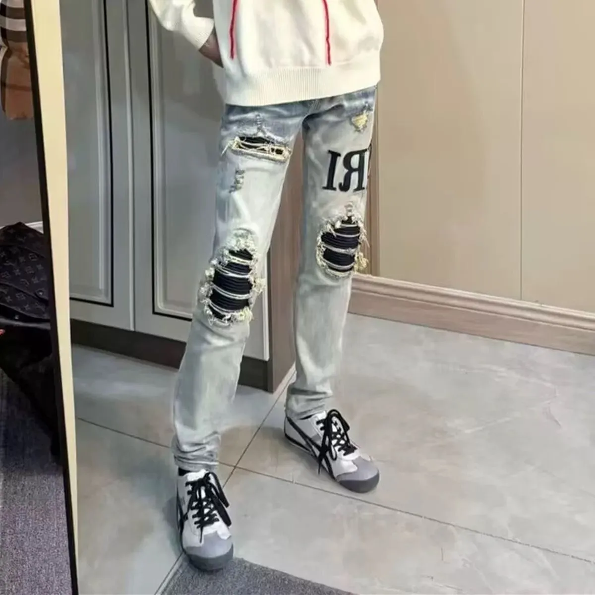 #M11 P168💰 AMIRI patch embroidery jeans trousers AMIRI high street basic ripped tight elastic jeans trousers amiri brand jeans break the production process and cutting of the original jeans, the fabrics are softer and more comfortable Hand-sewn collar label Customized logo buttons Genuine leather tag Color: Picture color Size: 30-32-34-36