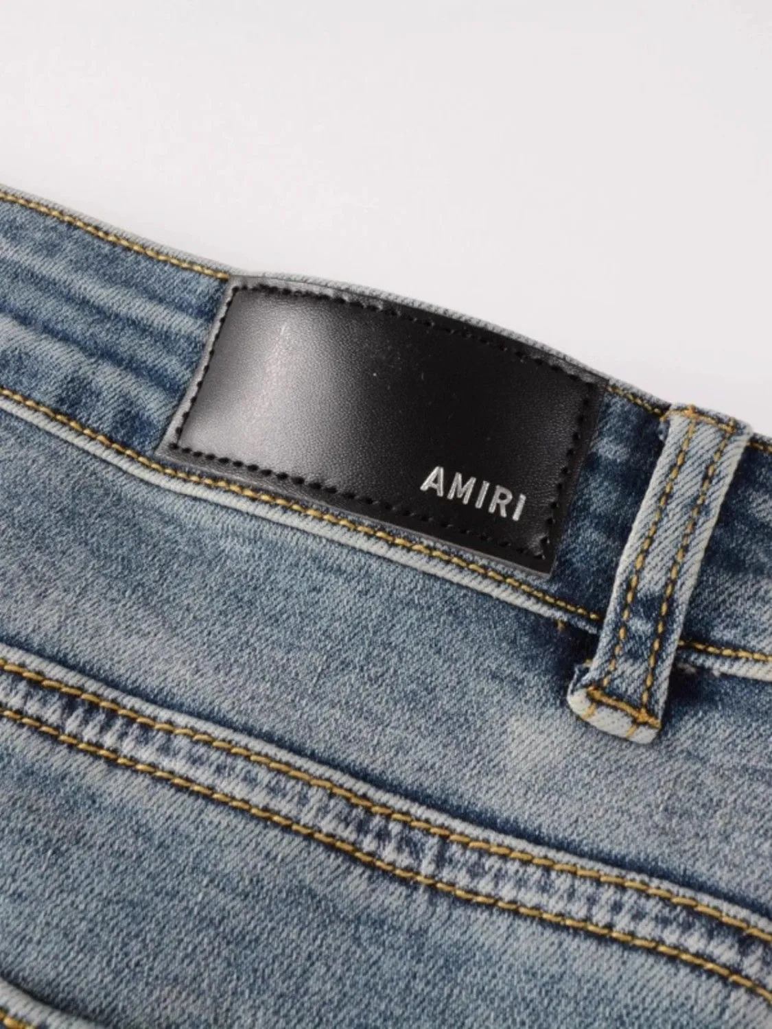 #M11 P168💰 AMIRI patch embroidery jeans trousers AMIRI high street basic ripped tight elastic jeans trousers amiri brand jeans break the production process and cutting of the original jeans, the fabrics are softer and more comfortable Hand-sewn collar label Customized logo buttons Genuine leather tag Color: Picture color Size: 30-32-34-36