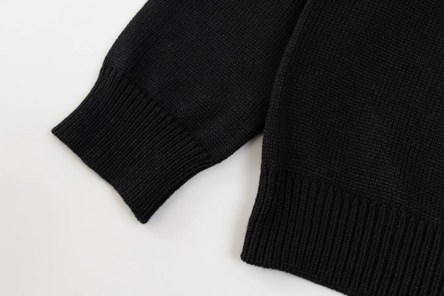 P290 Top version AMIRI/AMIRI classic letter jacquard Logo letter knitted casual crew neck sweater, same style for men and women, couple style -Color/Color: black white -Size/Size: S——XXL