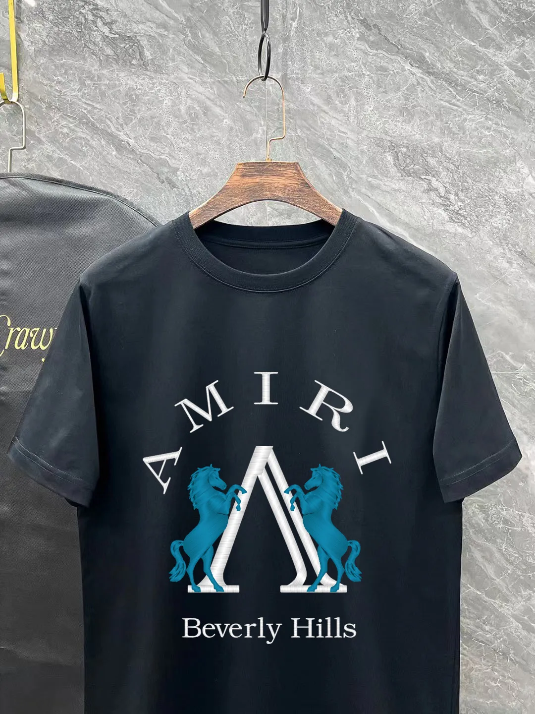 P140 AMIRI# 2025 spring and summer new style debut counter, the latest short-sleeved round neck T-shirt, high-end custom design, avant-garde and fashionable! The brand logo is designed with heavy craftsmanship. High-end customized 250g Xinjiang long-staple cotton fabric. Soft to the touch. Comfortable to wear. Exquisite stitching at the counter level. Fine workmanship. The upper body effect is incomparably handsome! A must-have item for a stylish man! Color: black. White! Size: S M L