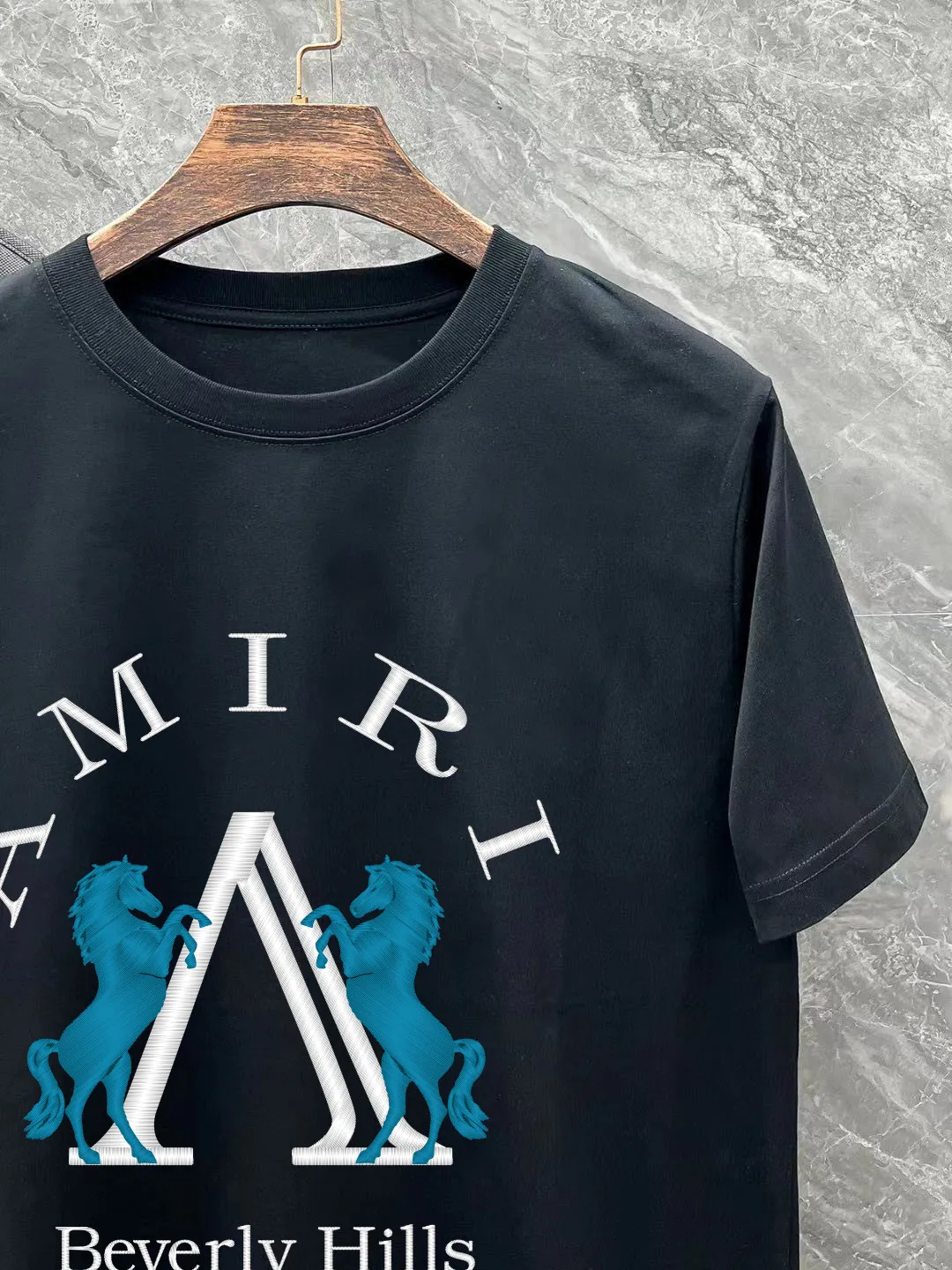 P140 AMIRI# 2025 spring and summer new style debut counter, the latest short-sleeved round neck T-shirt, high-end custom design, avant-garde and fashionable! The brand logo is designed with heavy craftsmanship. High-end customized 250g Xinjiang long-staple cotton fabric. Soft to the touch. Comfortable to wear. Exquisite stitching at the counter level. Fine workmanship. The upper body effect is incomparably handsome! A must-have item for a stylish man! Color: black. White! Size: S M L