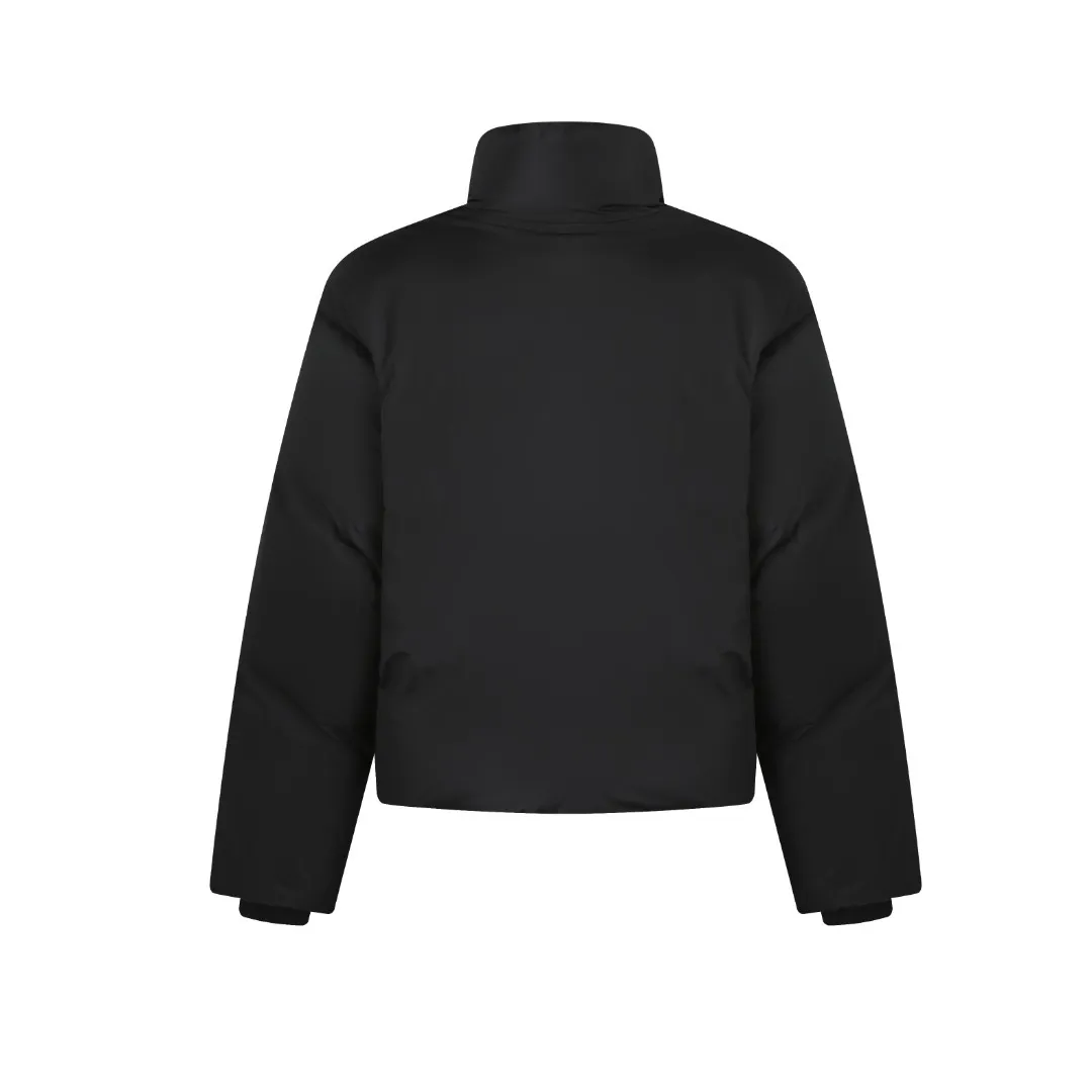 🅿️1000 Ami love padded embroidered down jacket (black) The fabric is made of taffeta fabric woven from 100% polyester fiber. It adopts warp and weft plain weave and is woven very tightly, making the surface of the fabric extremely smooth and flat, with a "skinny" and stiffness that is not easy to collapse. When rubbed or moved around, it will make a unique, crisp "rustling" sound. At the same time, it has a delicate plain texture and a soft, elegant silky luster. This kind of luster is not as dazzling as satin, but more restrained and advanced. The high-quality filling is made of 90 white duck down, with a weight of 160g, ensuring excellent thermal insulation performance. After strict screening and processing, the velvet is not easy to get drilled, ensuring durability. The lining is made of 100% nylon. The high-density and tight weaving process prevents tiny lint from emerging from the gaps in the fabric. The smooth surface improves the putting on and taking off experience, and the excellent wear and tear resistance ensures damage caused by frequent use, while the light and soft texture does not affect the overall weight. Tightly fasten the fabric and padding material to the frame of the embroidery machine. The embroidery machine uses sparse stitches along the padding layer's pattern to outline the filling area of ​​the pattern. Then it runs the overlay layer's pattern, using dense stitches to perfectly cover the foam padding layer to form a slightly raised love embroidery, which feels soft and full, enhancing recognition while maintaining a low profile. Size: S-M-L