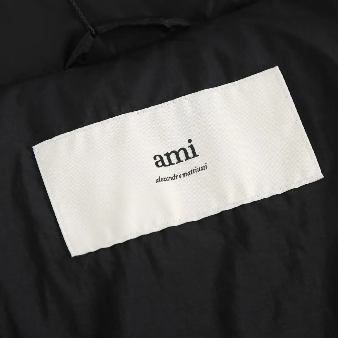 🅿️1000 Ami love padded embroidered down jacket (black) The fabric is made of taffeta fabric woven from 100% polyester fiber. It adopts warp and weft plain weave and is woven very tightly, making the surface of the fabric extremely smooth and flat, with a "skinny" and stiffness that is not easy to collapse. When rubbed or moved around, it will make a unique, crisp "rustling" sound. At the same time, it has a delicate plain texture and a soft, elegant silky luster. This kind of luster is not as dazzling as satin, but more restrained and advanced. The high-quality filling is made of 90 white duck down, with a weight of 160g, ensuring excellent thermal insulation performance. After strict screening and processing, the velvet is not easy to get drilled, ensuring durability. The lining is made of 100% nylon. The high-density and tight weaving process prevents tiny lint from emerging from the gaps in the fabric. The smooth surface improves the putting on and taking off experience, and the excellent wear and tear resistance ensures damage caused by frequent use, while the light and soft texture does not affect the overall weight. Tightly fasten the fabric and padding material to the frame of the embroidery machine. The embroidery machine uses sparse stitches along the padding layer's pattern to outline the filling area of ​​the pattern. Then it runs the overlay layer's pattern, using dense stitches to perfectly cover the foam padding layer to form a slightly raised love embroidery, which feels soft and full, enhancing recognition while maintaining a low profile. Size: S-M-L