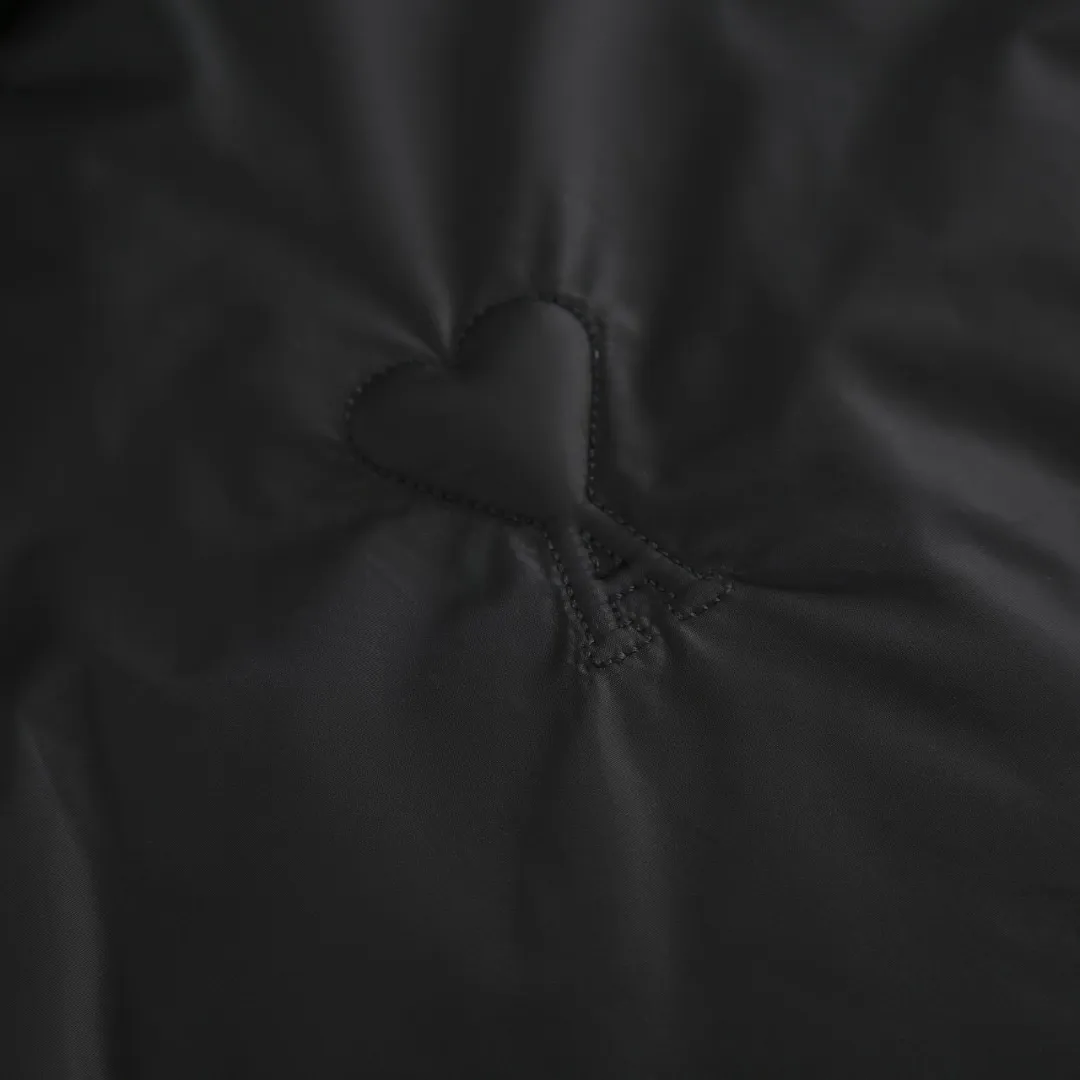 🅿️1000 Ami love padded embroidered down jacket (black) The fabric is made of taffeta fabric woven from 100% polyester fiber. It adopts warp and weft plain weave and is woven very tightly, making the surface of the fabric extremely smooth and flat, with a "skinny" and stiffness that is not easy to collapse. When rubbed or moved around, it will make a unique, crisp "rustling" sound. At the same time, it has a delicate plain texture and a soft, elegant silky luster. This kind of luster is not as dazzling as satin, but more restrained and advanced. The high-quality filling is made of 90 white duck down, with a weight of 160g, ensuring excellent thermal insulation performance. After strict screening and processing, the velvet is not easy to get drilled, ensuring durability. The lining is made of 100% nylon. The high-density and tight weaving process prevents tiny lint from emerging from the gaps in the fabric. The smooth surface improves the putting on and taking off experience, and the excellent wear and tear resistance ensures damage caused by frequent use, while the light and soft texture does not affect the overall weight. Tightly fasten the fabric and padding material to the frame of the embroidery machine. The embroidery machine uses sparse stitches along the padding layer's pattern to outline the filling area of ​​the pattern. Then it runs the overlay layer's pattern, using dense stitches to perfectly cover the foam padding layer to form a slightly raised love embroidery, which feels soft and full, enhancing recognition while maintaining a low profile. Size: S-M-L