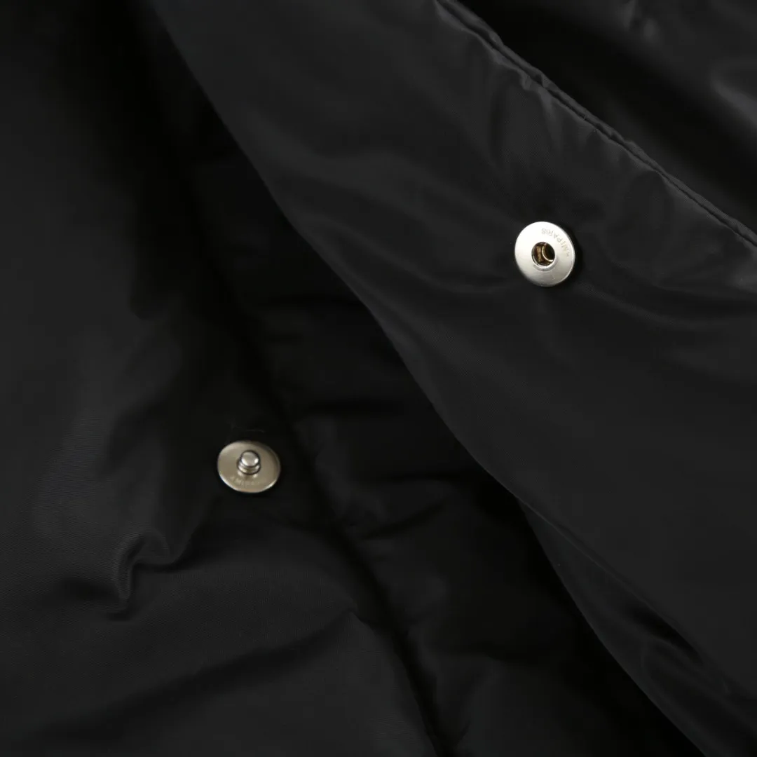 🅿️1000 Ami love padded embroidered down jacket (black) The fabric is made of taffeta fabric woven from 100% polyester fiber. It adopts warp and weft plain weave and is woven very tightly, making the surface of the fabric extremely smooth and flat, with a "skinny" and stiffness that is not easy to collapse. When rubbed or moved around, it will make a unique, crisp "rustling" sound. At the same time, it has a delicate plain texture and a soft, elegant silky luster. This kind of luster is not as dazzling as satin, but more restrained and advanced. The high-quality filling is made of 90 white duck down, with a weight of 160g, ensuring excellent thermal insulation performance. After strict screening and processing, the velvet is not easy to get drilled, ensuring durability. The lining is made of 100% nylon. The high-density and tight weaving process prevents tiny lint from emerging from the gaps in the fabric. The smooth surface improves the putting on and taking off experience, and the excellent wear and tear resistance ensures damage caused by frequent use, while the light and soft texture does not affect the overall weight. Tightly fasten the fabric and padding material to the frame of the embroidery machine. The embroidery machine uses sparse stitches along the padding layer's pattern to outline the filling area of ​​the pattern. Then it runs the overlay layer's pattern, using dense stitches to perfectly cover the foam padding layer to form a slightly raised love embroidery, which feels soft and full, enhancing recognition while maintaining a low profile. Size: S-M-L
