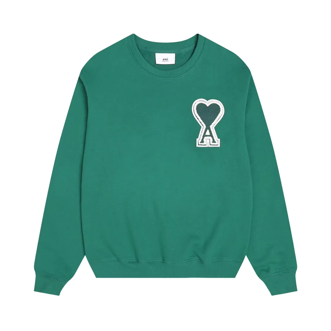 P150 Style No. 204 2025 embroidered large chapter style (with matching straight-leg sweatpants without color difference) AMI 2025 autumn and winter classic large chapter round neck sweatshirt 15 colors to meet everyone's needs. The fabric is made of 380 grams of pure cotton fabric, which is thick and textured. The whole network's counters purchase quality supporting output, which perfectly restores the genuine Zhang Zi. All thick wool knits are used. The absolute quality can be compared with any store in the market at will. There is no color difference in the fixed-dyed threads. The detailed accessories and tag packaging are all 1:1 with the genuine products. The ingenuity spirit gives back to customers.   Color: dark green Size: S M L XL